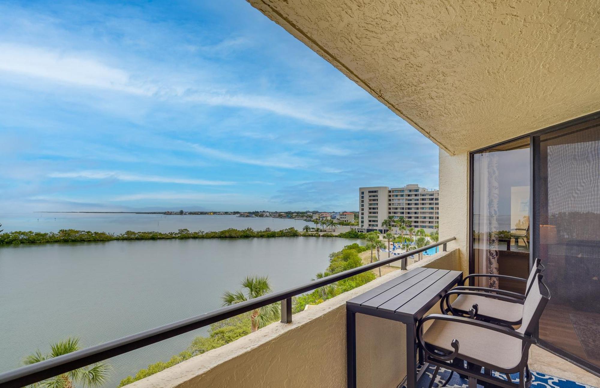 Upscale Gulf Front With Pool Apartment Hudson
