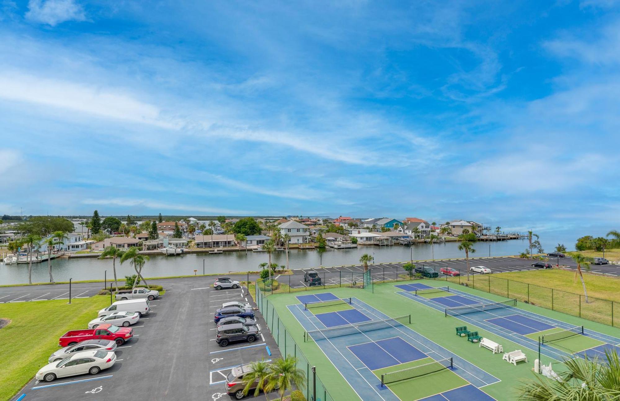 Apartment Upscale Gulf Front With Pool Hudson