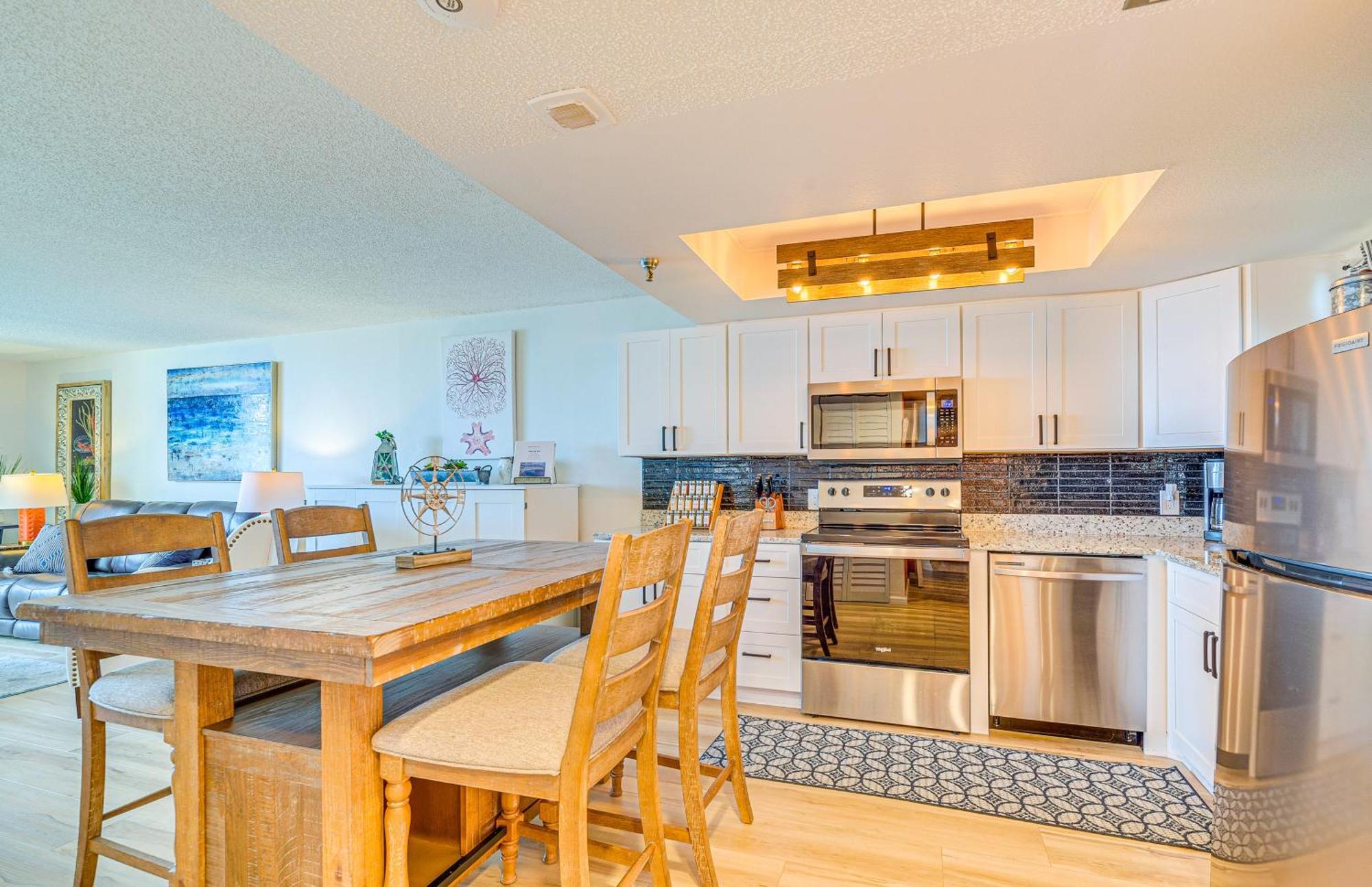 Upscale Gulf Front With Pool Apartment