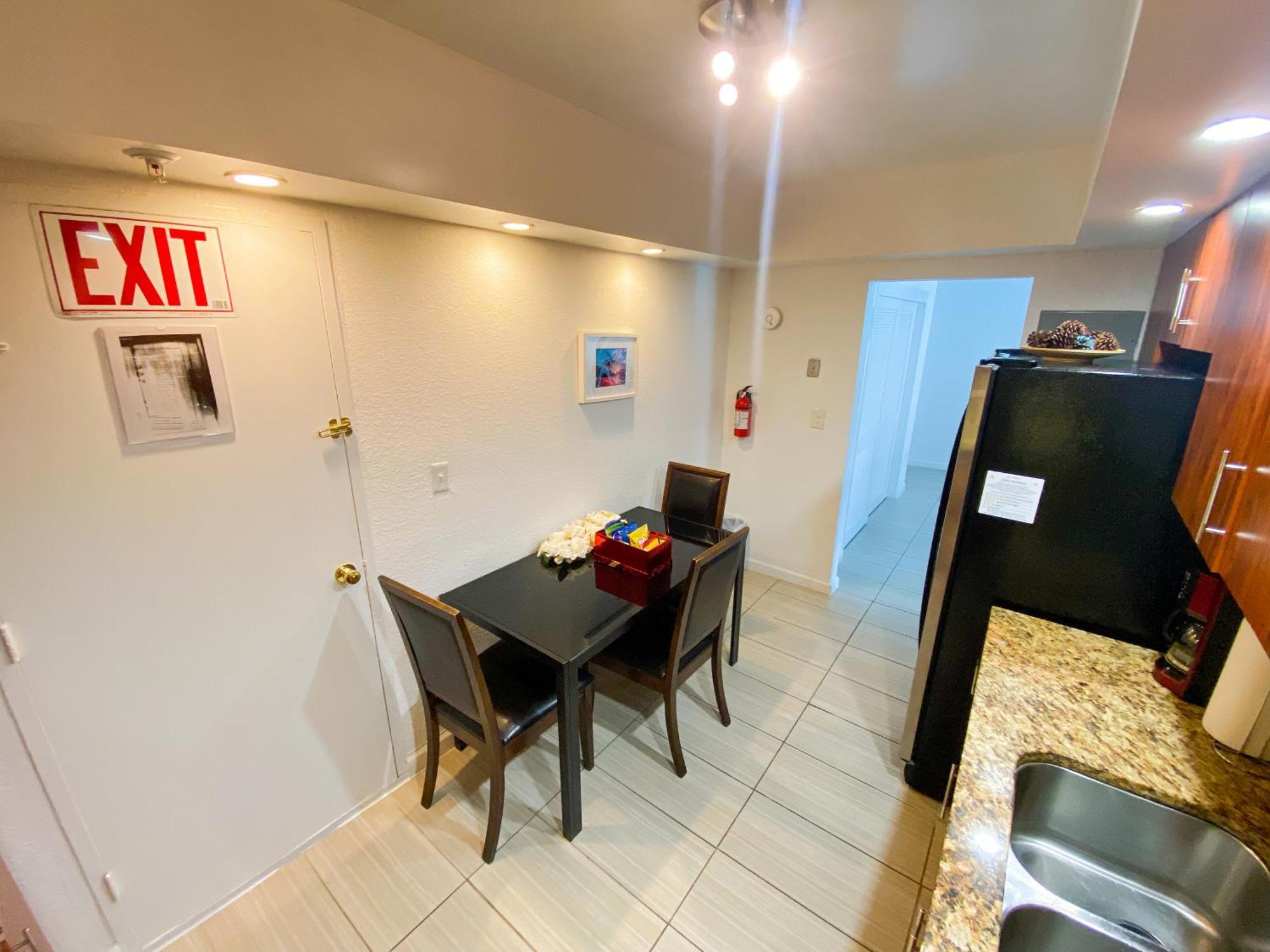 Apartment Bliss Steps To Ocean, Pool & Game Fun Hollywood