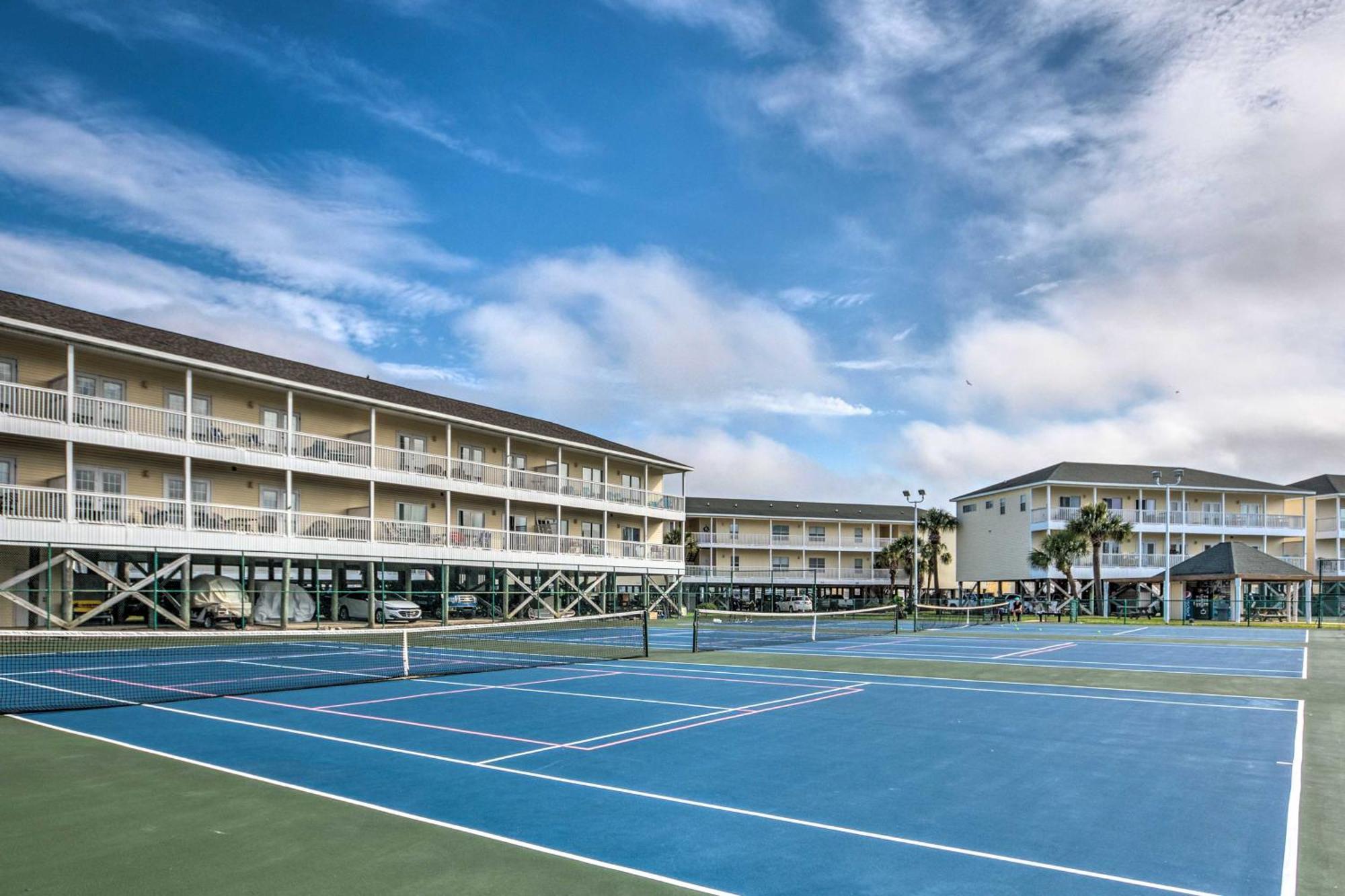 With Community Pools And Access! Apartment Destin