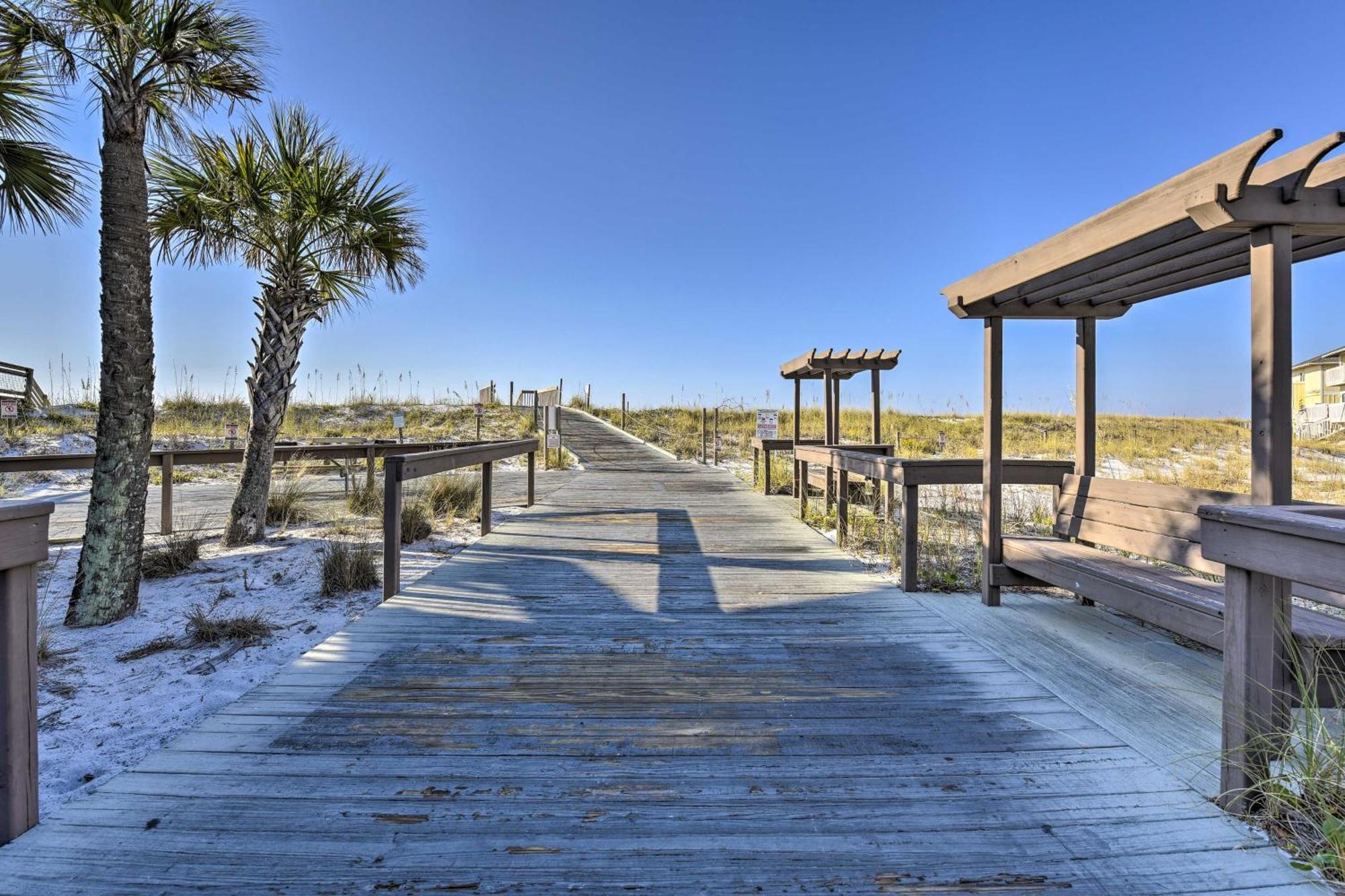 With Community Pools And Access! Apartment Destin