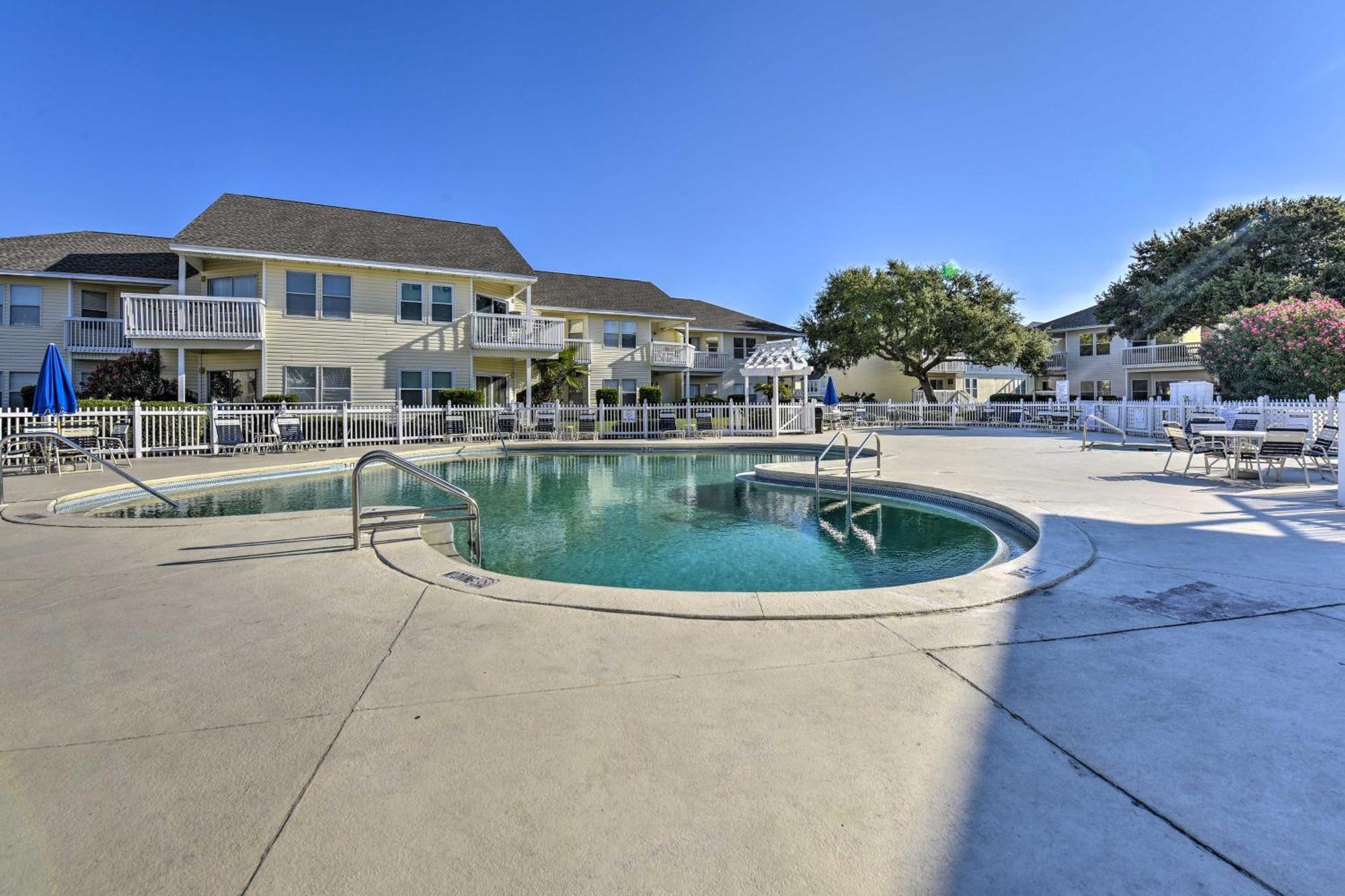 With Community Pools And Access! * Destin