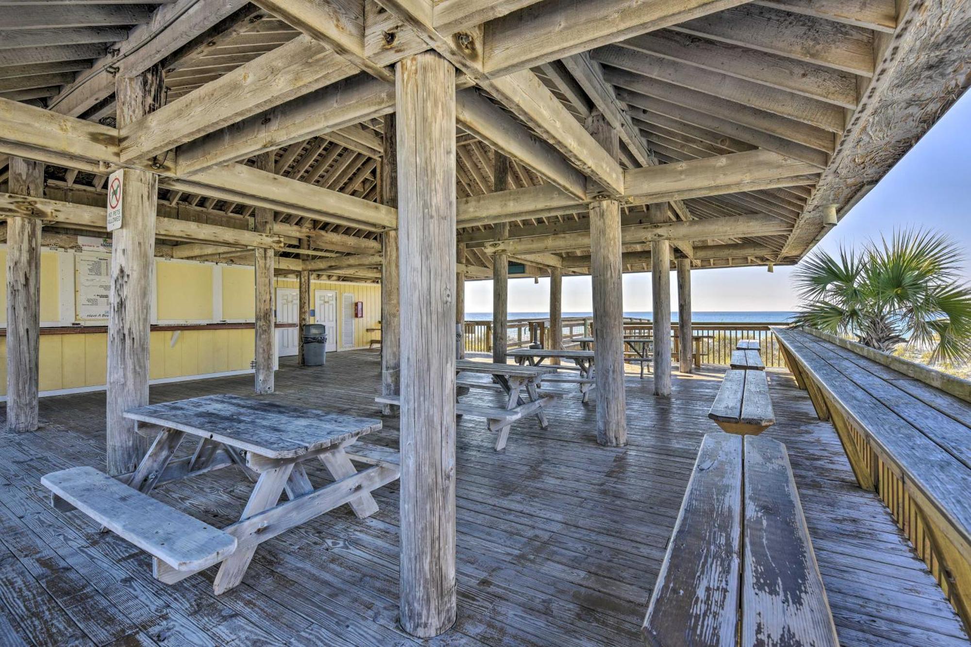With Community Pools And Access! Apartment Destin