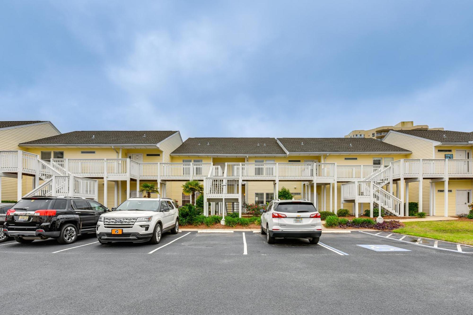 Apartment With Community Pools And Access!