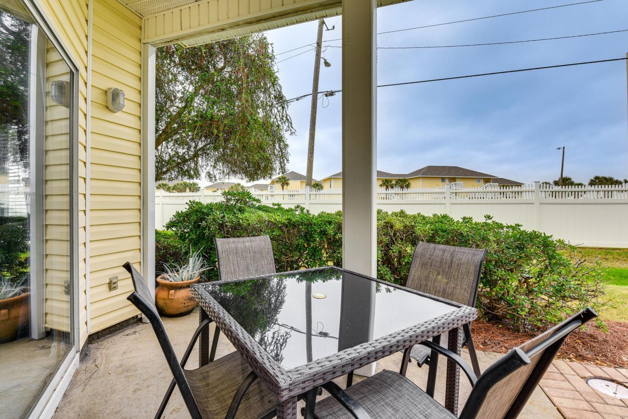 Apartment With Community Pools And Access!