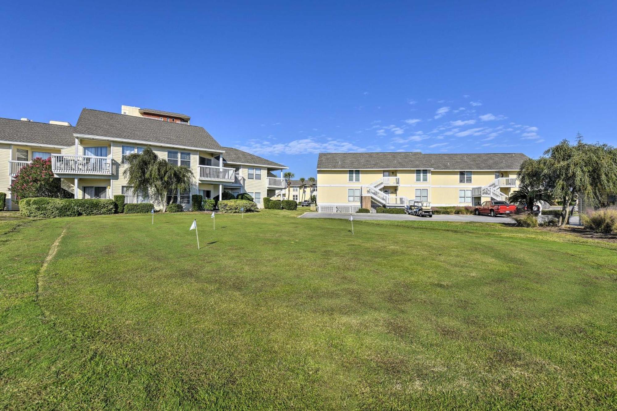 With Community Pools And Access! Apartment *
