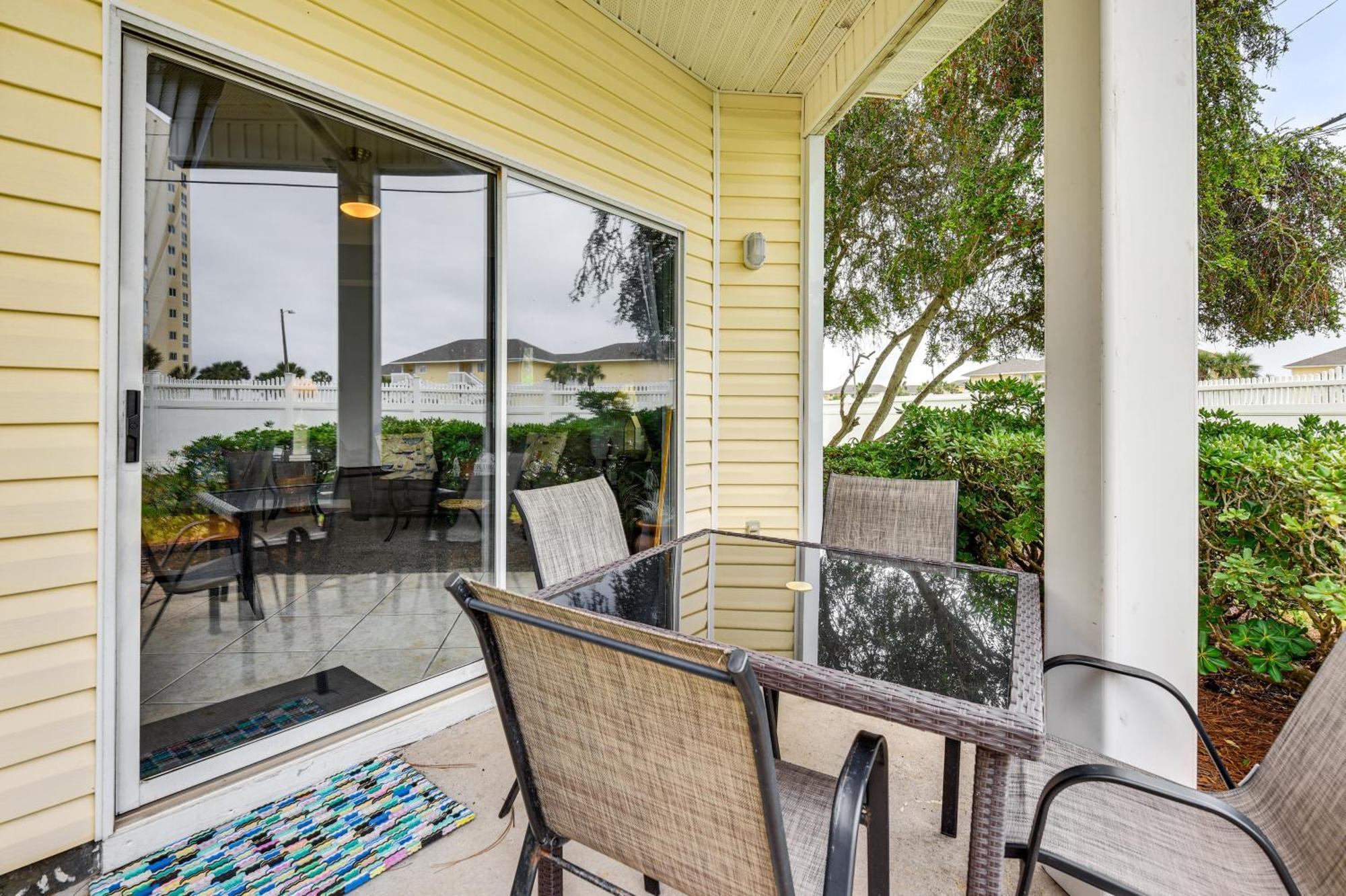 Apartment With Community Pools And Access! *