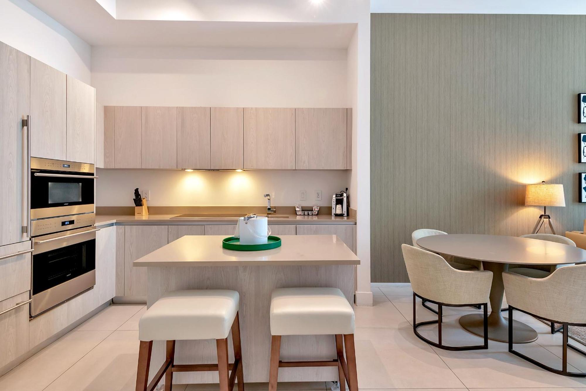 203-1br/1ba At The Gem! Lux Amenities! * Hollywood
