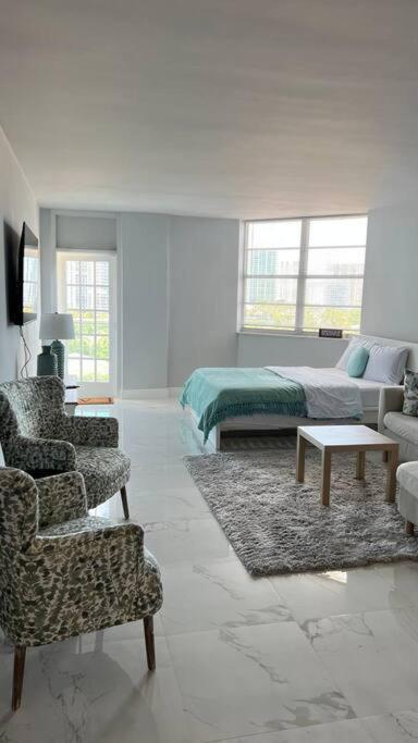 Sunny Isles Spacious *