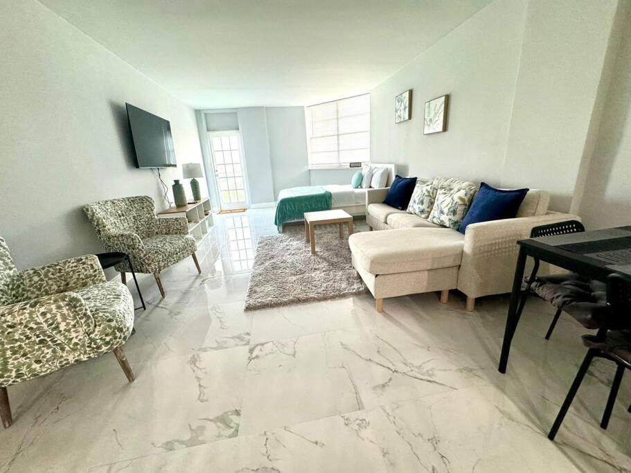 Sunny Isles Spacious *