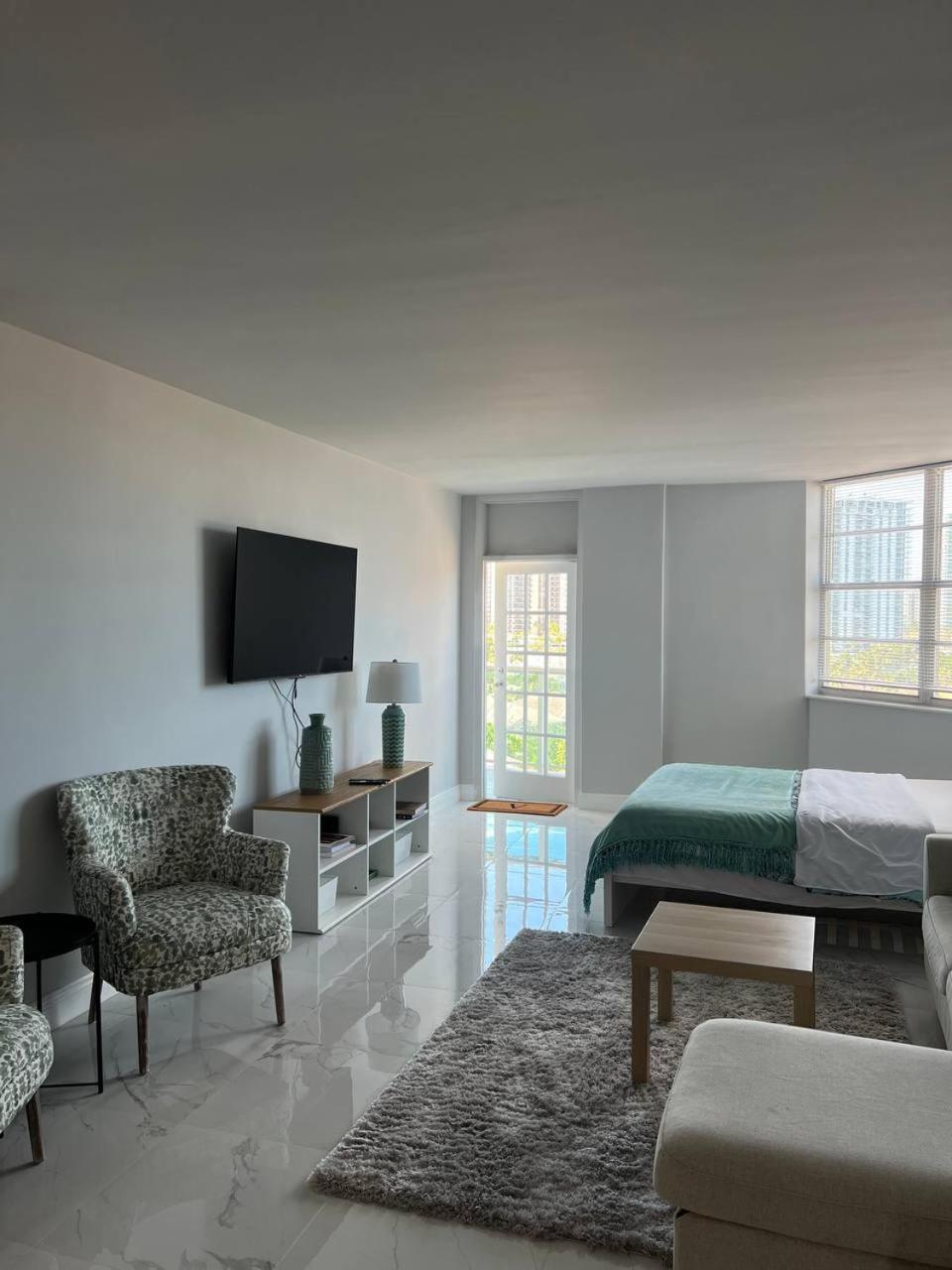 Sunny Isles Spacious Apartment
