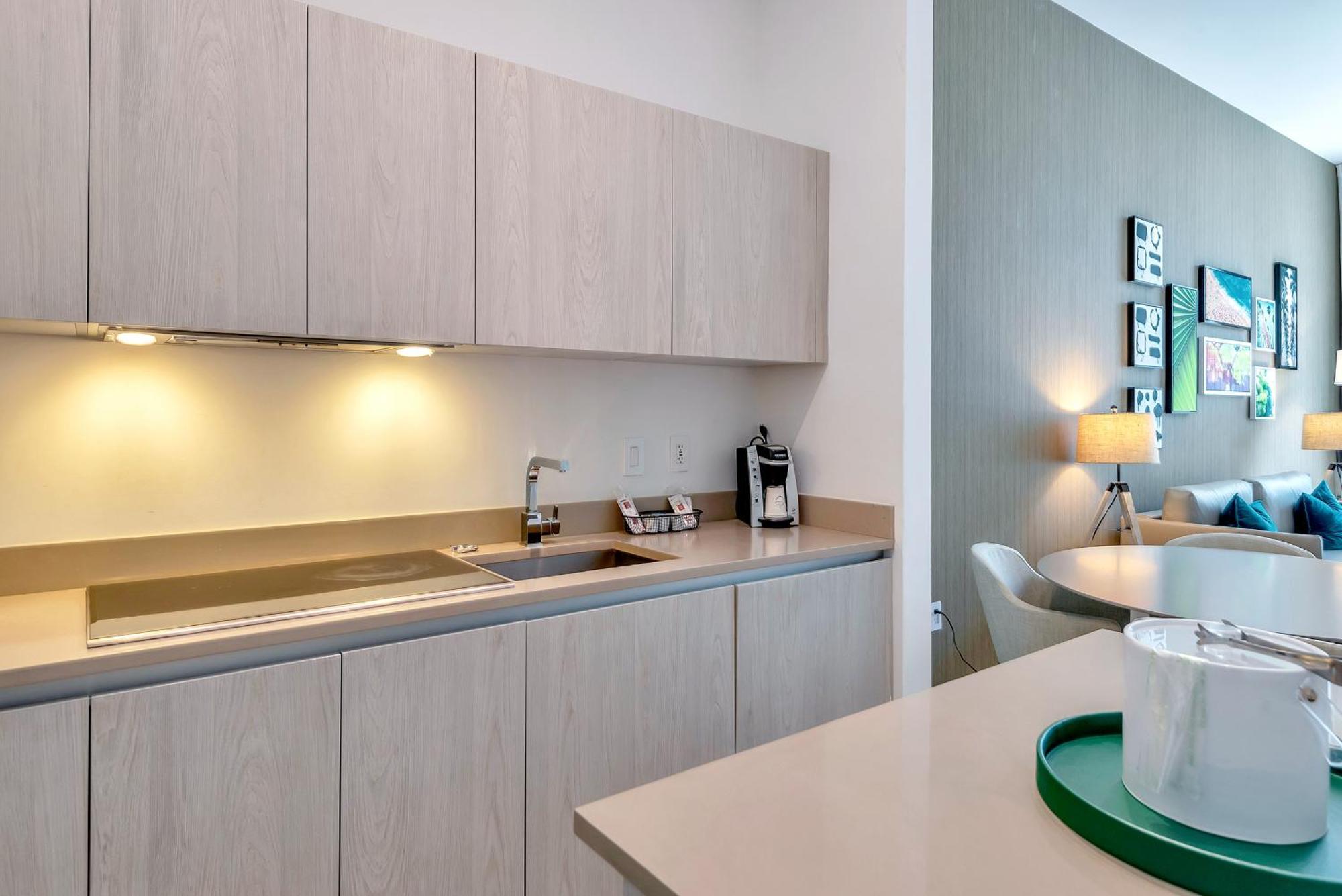203-1br/1ba At The Gem! Lux Amenities! * Hollywood