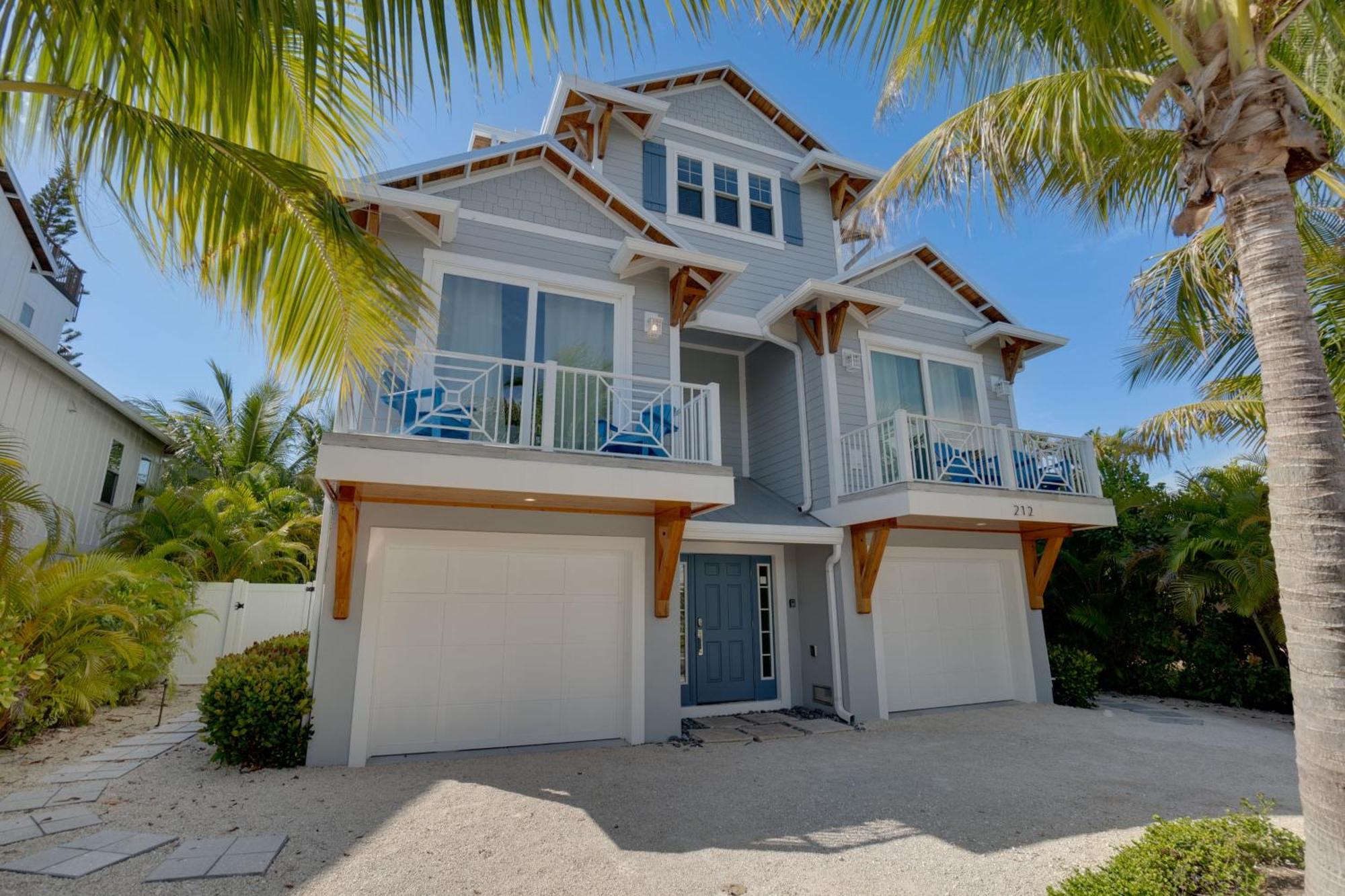 Holiday home Surfer's Dream, 4 King Beds, 4 Trundle Beds, 6 Full Baths, Pet-friendly With A Rooftop Deck!