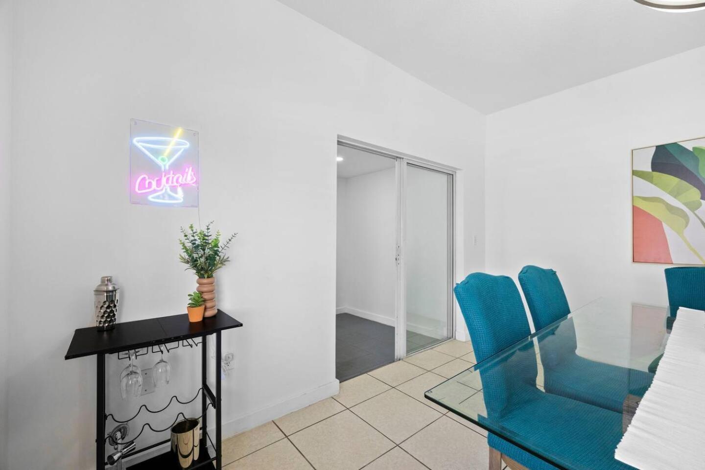 The Vibrant Retreat - With Private Patio Holiday home North Miami