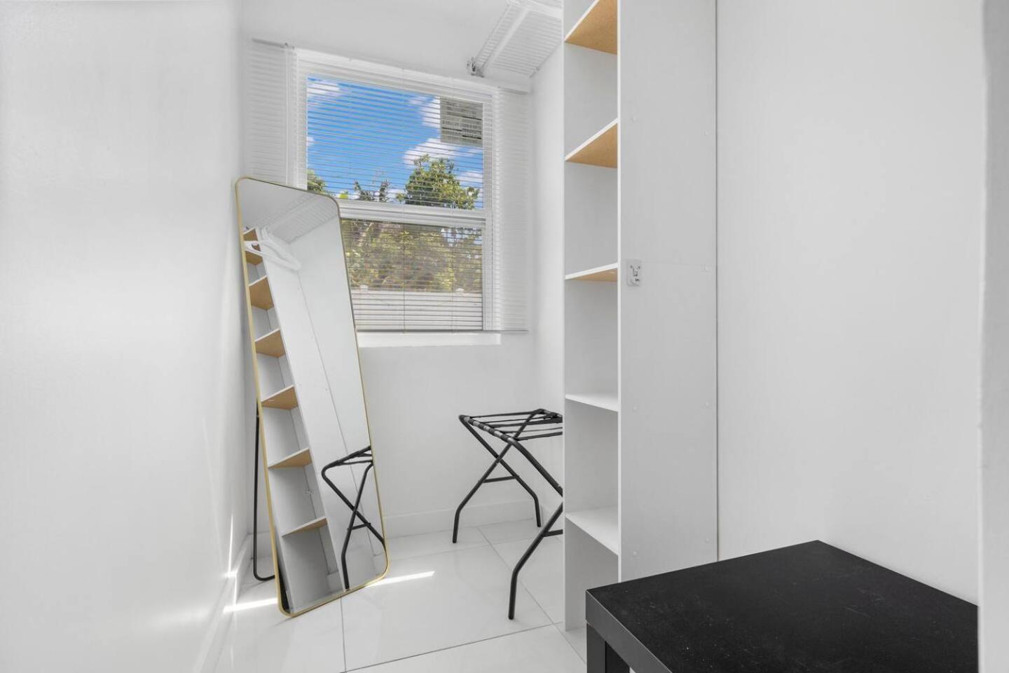 The Vibrant Retreat - With Private Patio Holiday home North Miami
