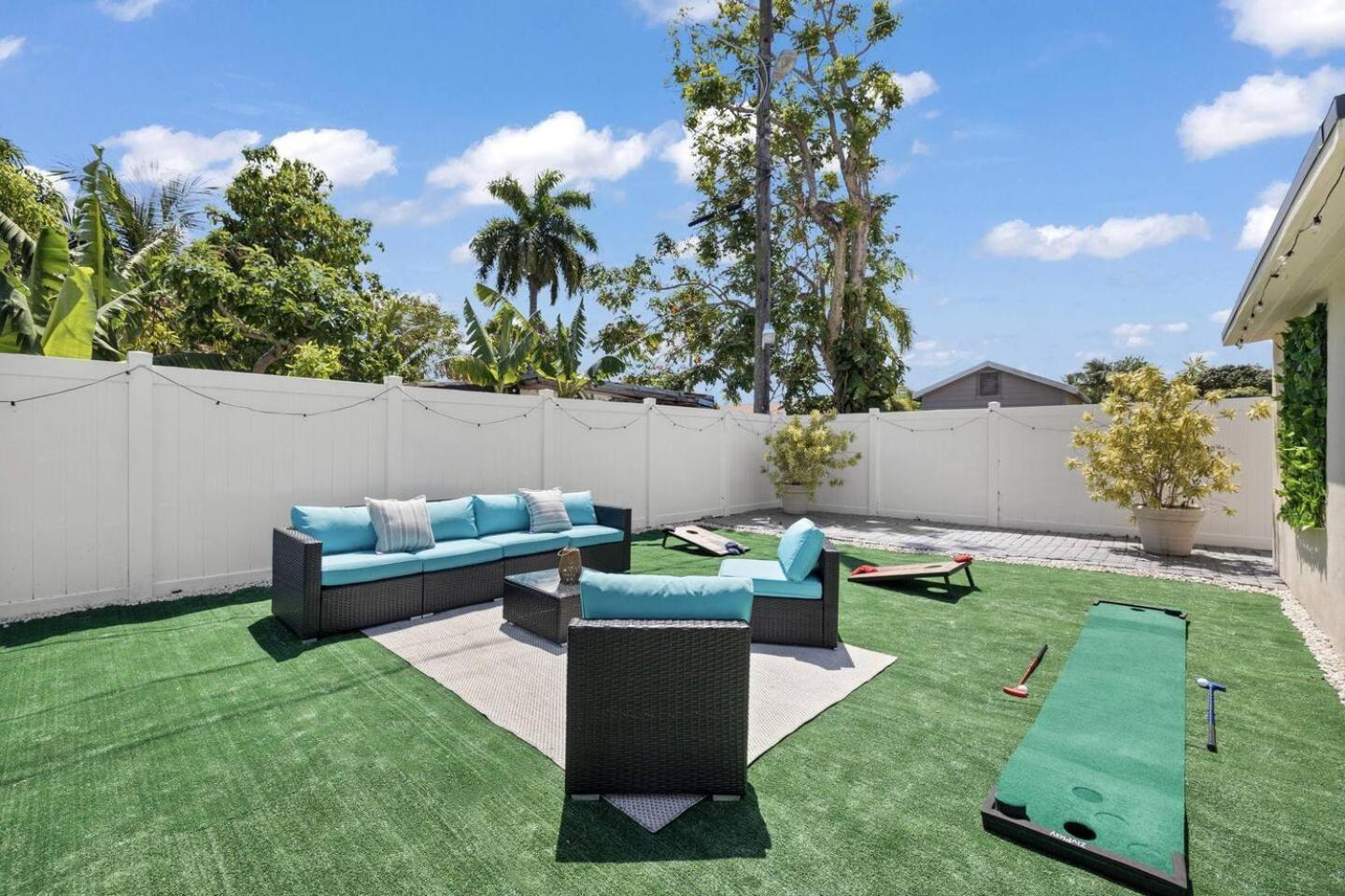The Vibrant Retreat - With Private Patio North Miami
