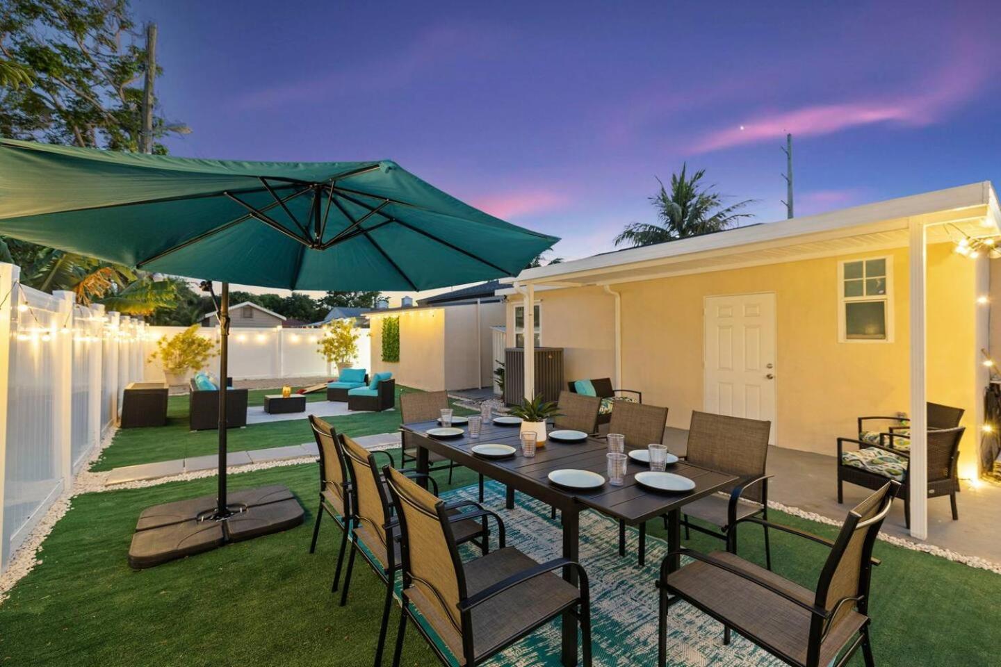 The Vibrant Retreat - With Private Patio Holiday home