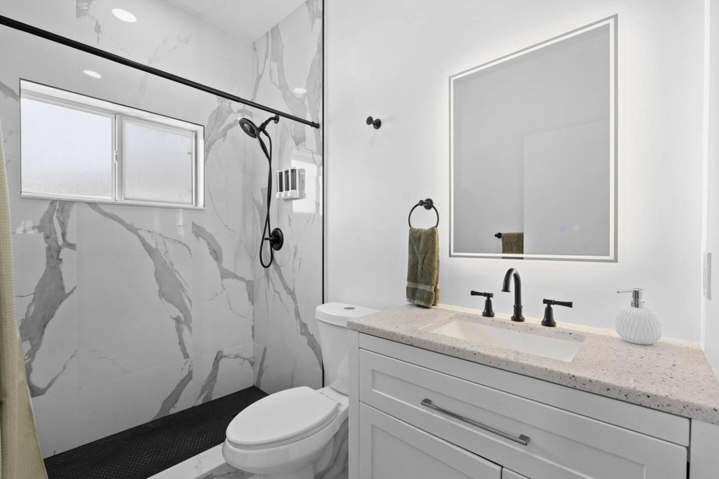 The Vibrant Retreat - With Private Patio Holiday home North Miami