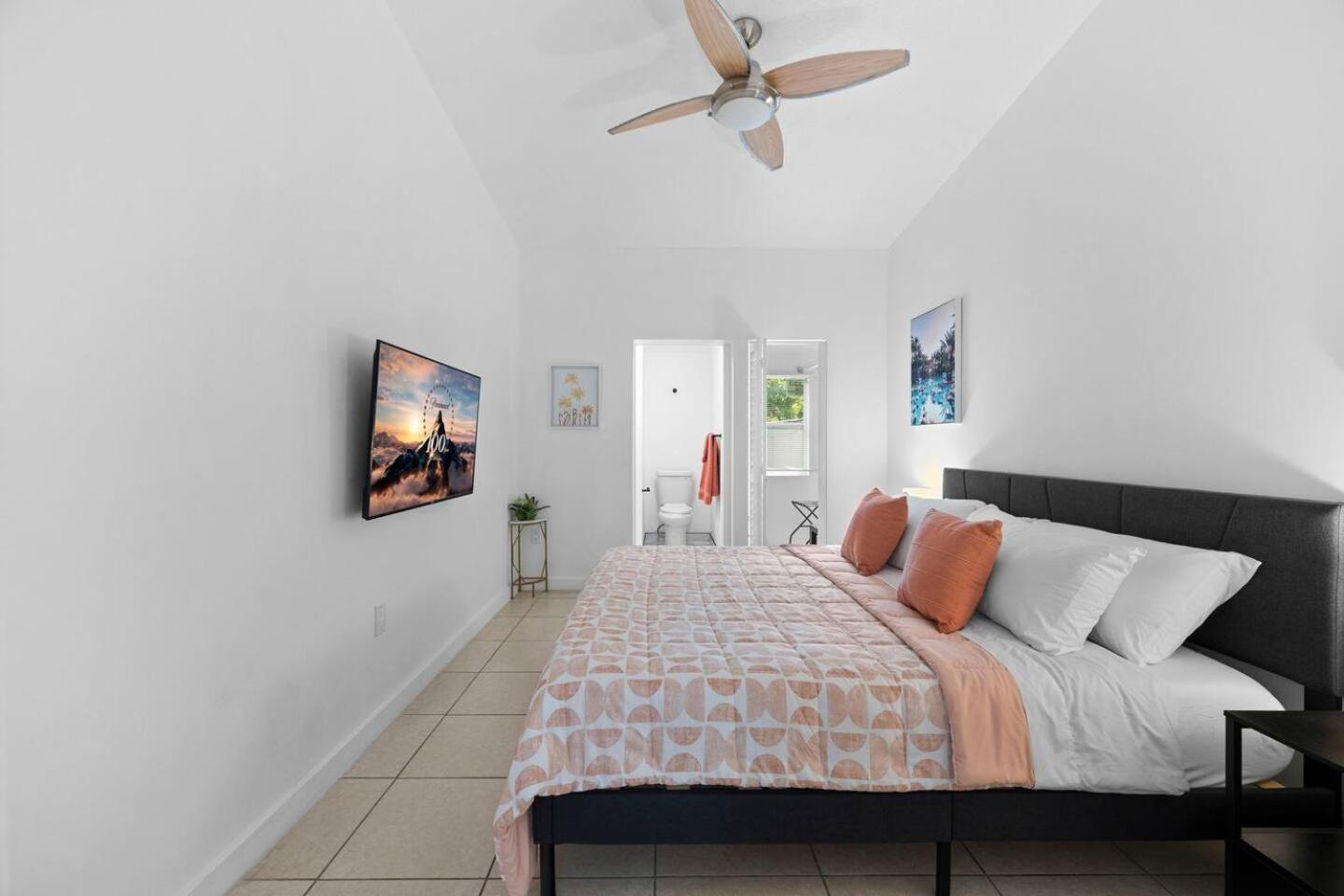 The Vibrant Retreat - With Private Patio Holiday home *