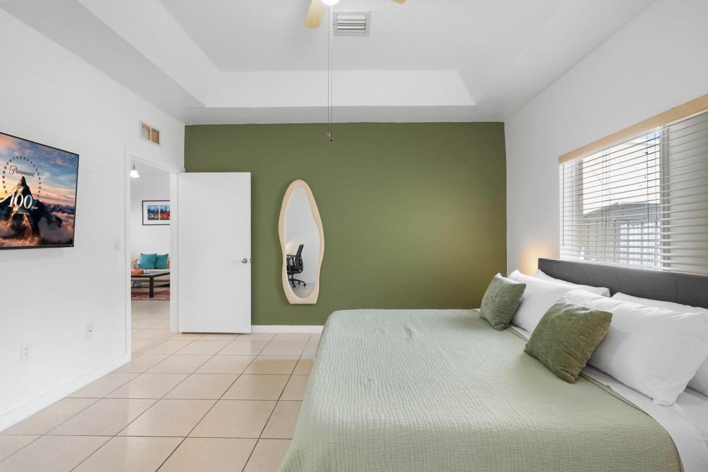 The Vibrant Retreat - With Private Patio Holiday home North Miami