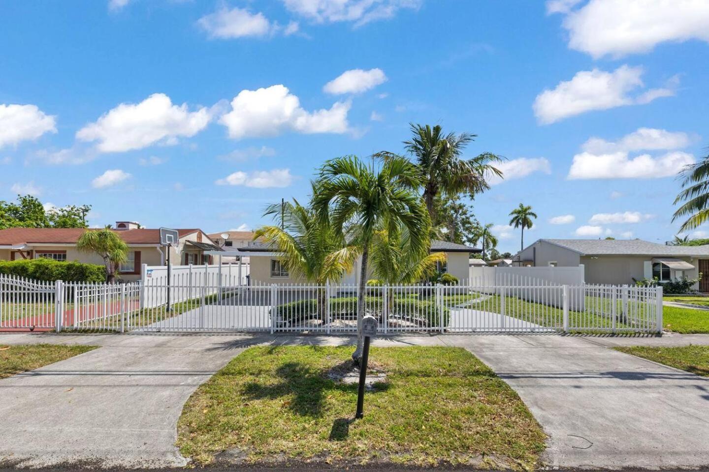 The Vibrant Retreat - With Private Patio Holiday home