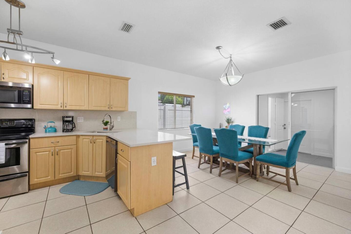 The Vibrant Retreat - With Private Patio Holiday home North Miami