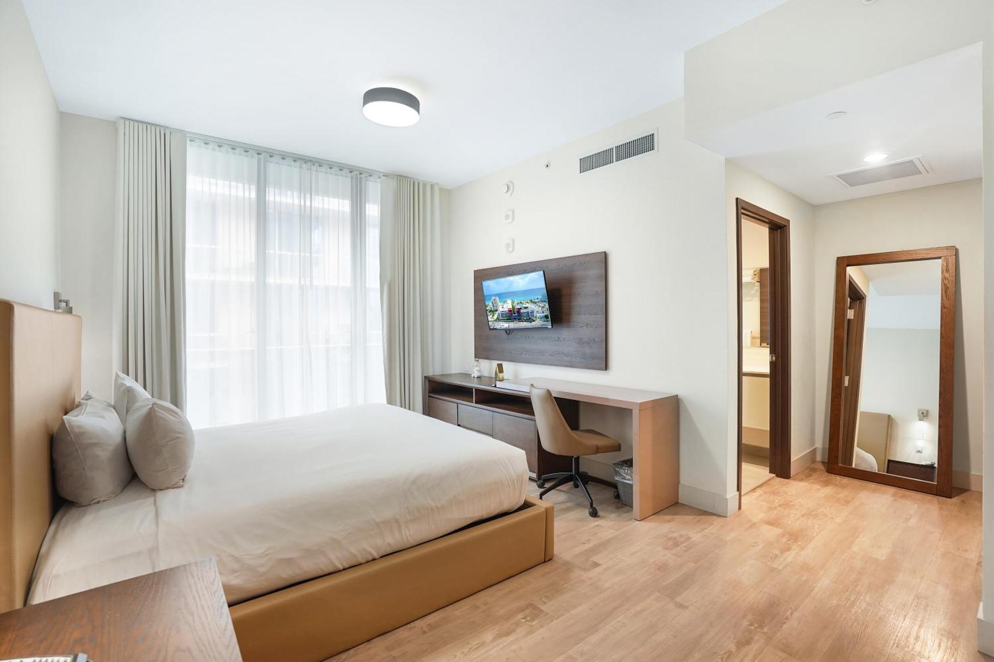 Ch Luxury & On The Apartment Hollywood