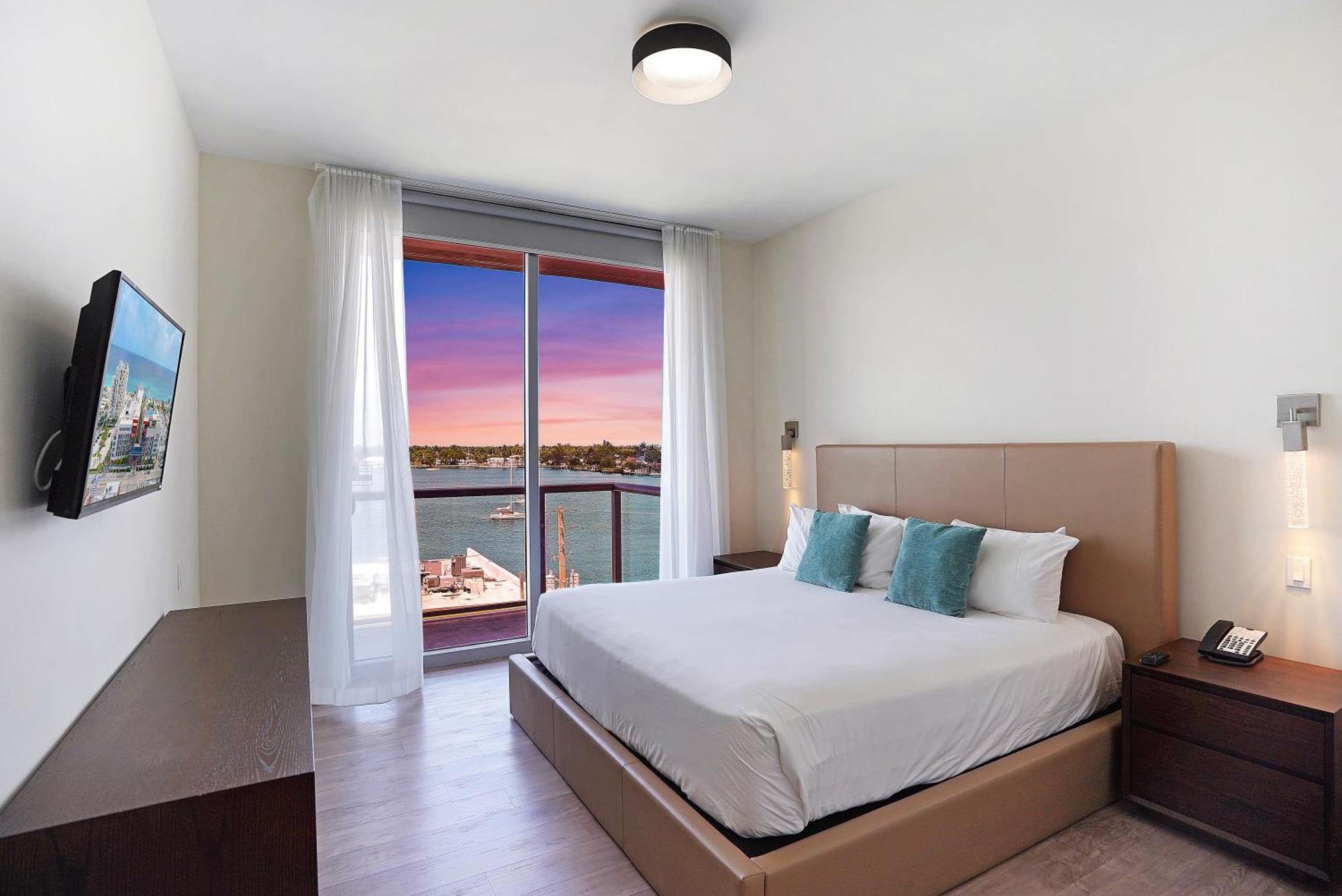 Ch Luxury & On The Apartment Hollywood