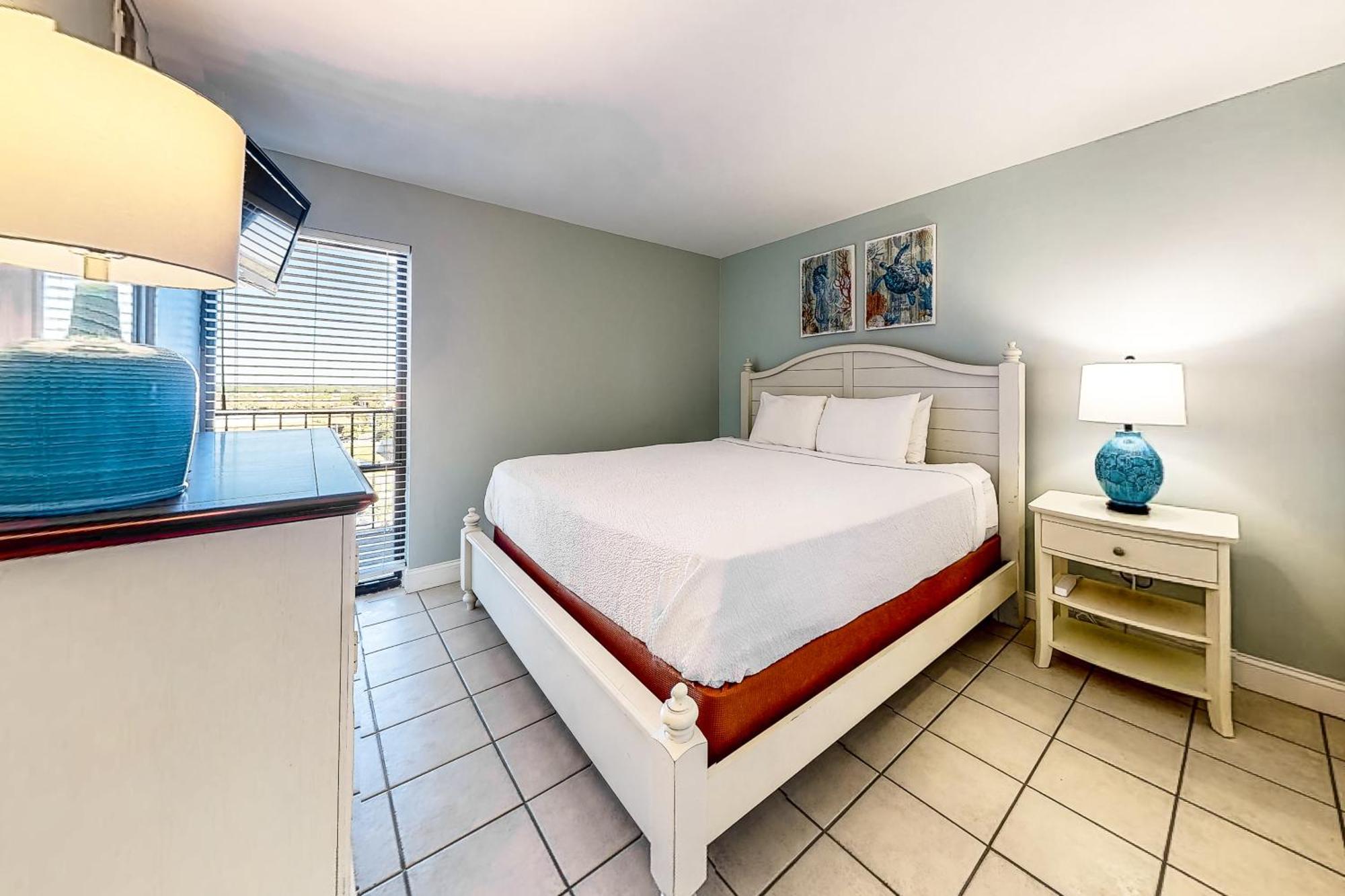 Edgewater Apartment *