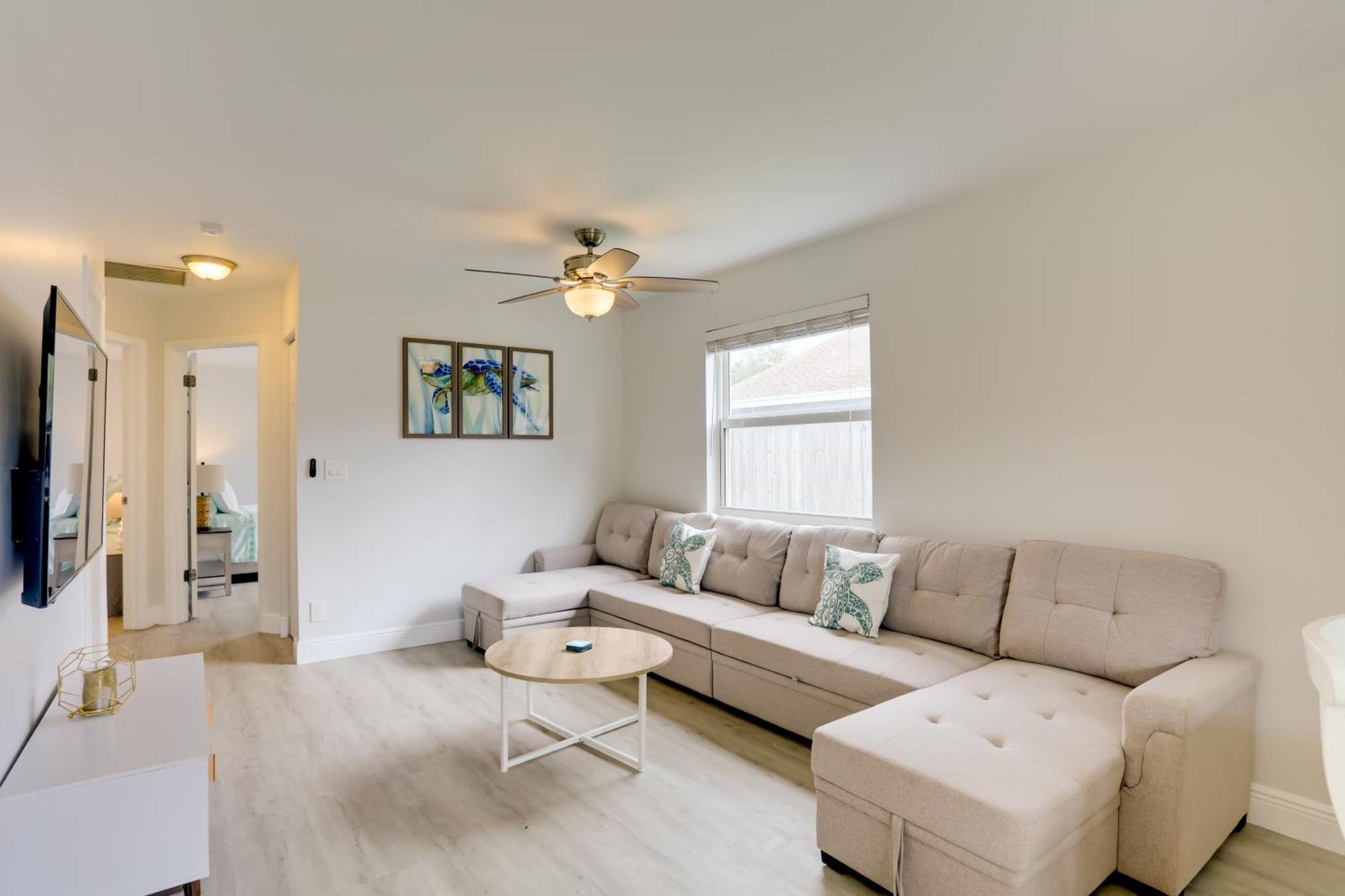 Holiday home Pet-friendly Townhome, 6 Mi To Beaches!