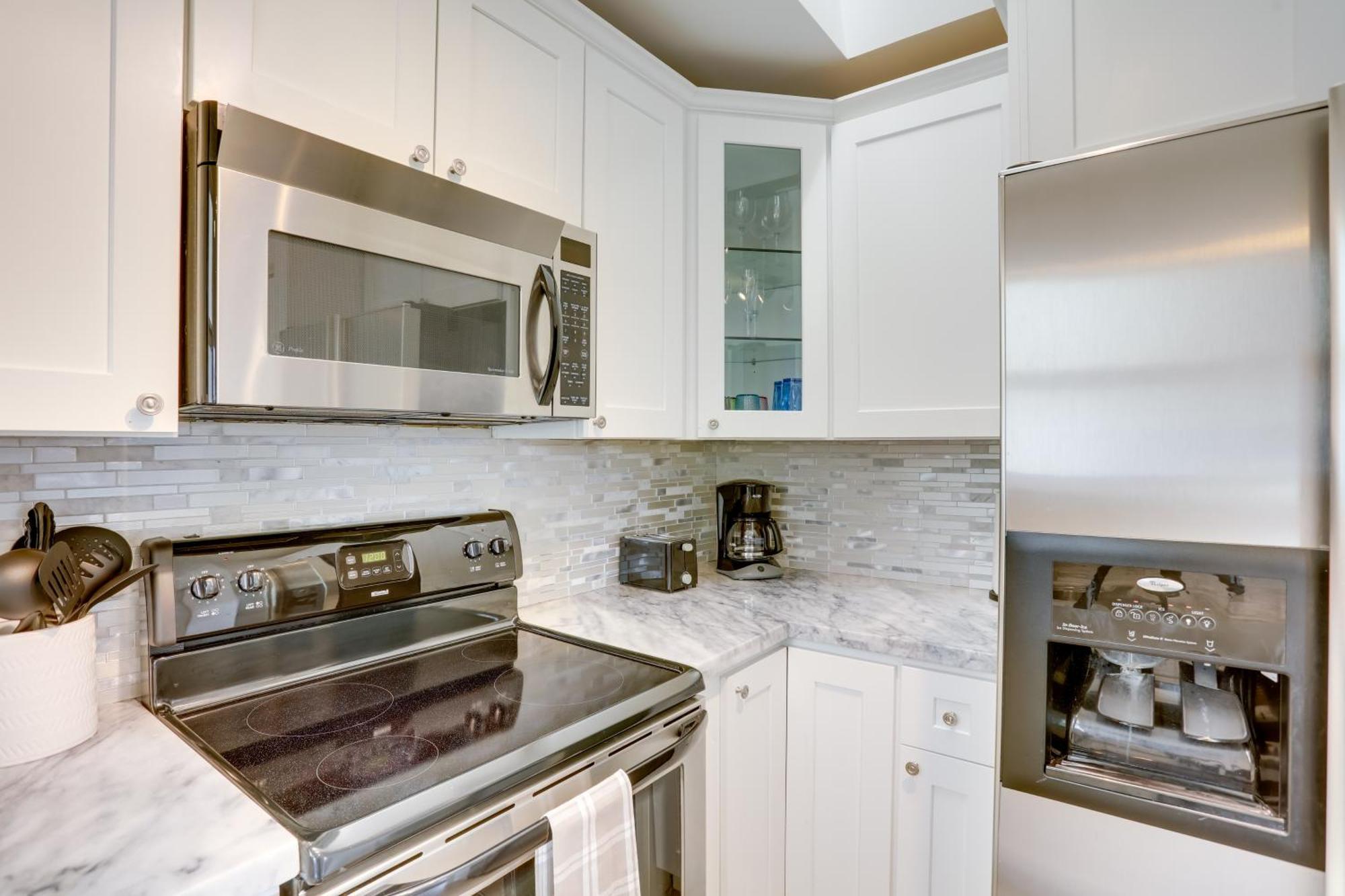 Pet-friendly Townhome, 6 Mi To Beaches! Holiday home