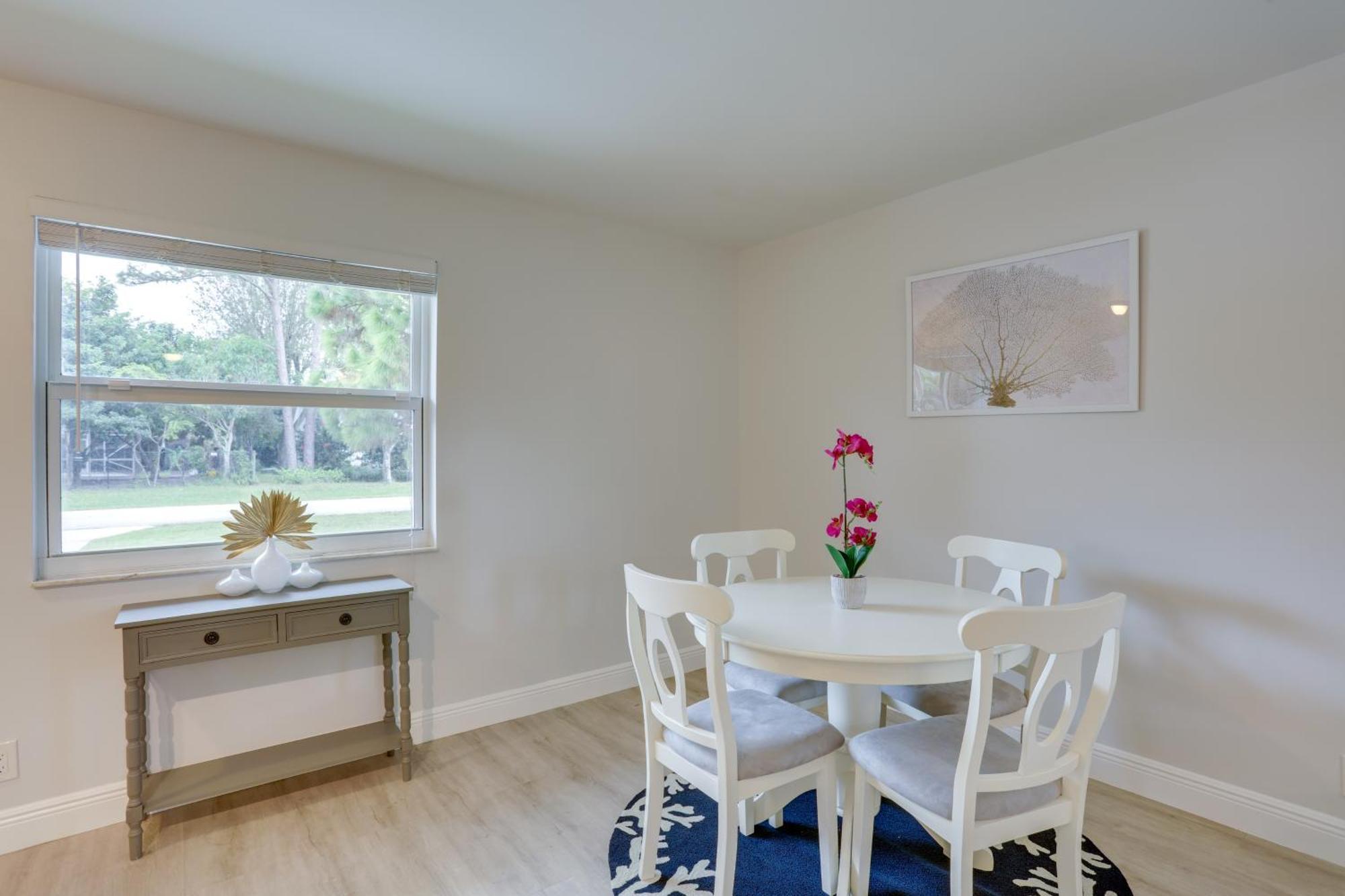 Townhome With Patio And Yard About 6 Mi To Beach!