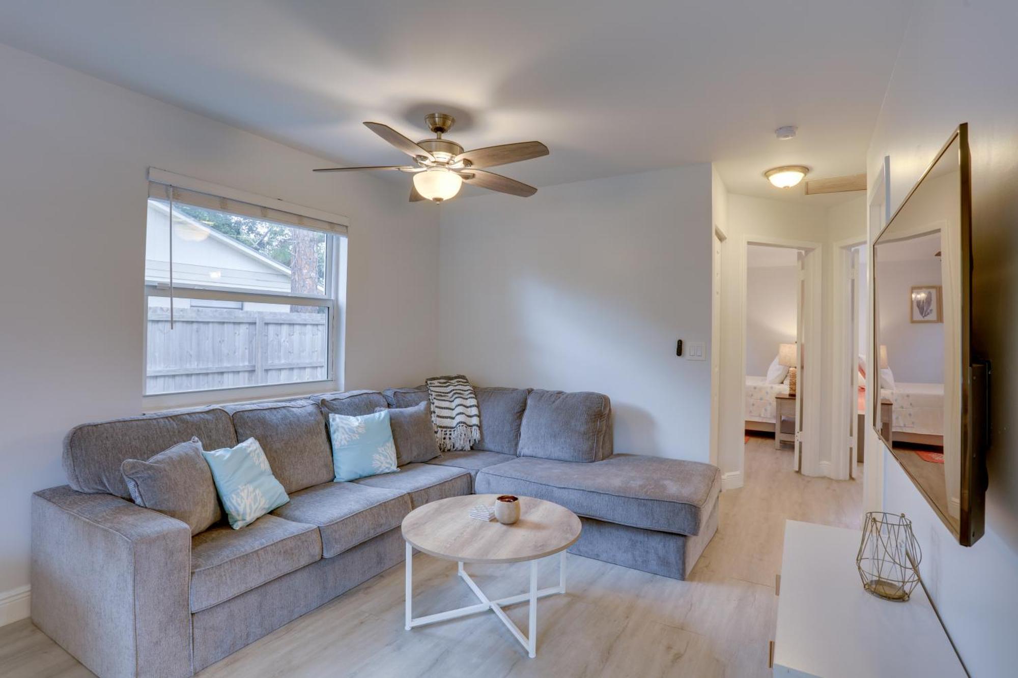 Townhome With Patio And Yard About 6 Mi To Beach!