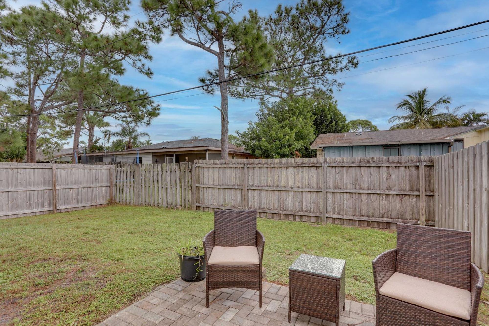 Townhome With Patio And Yard About 6 Mi To Beach!