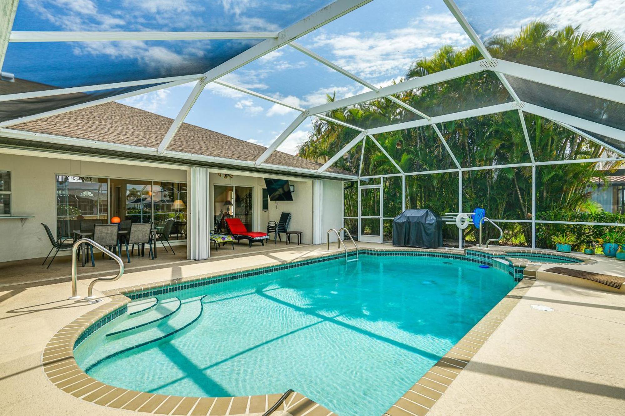 Sunny With Lanai And Pool On Canal! * Cape Coral