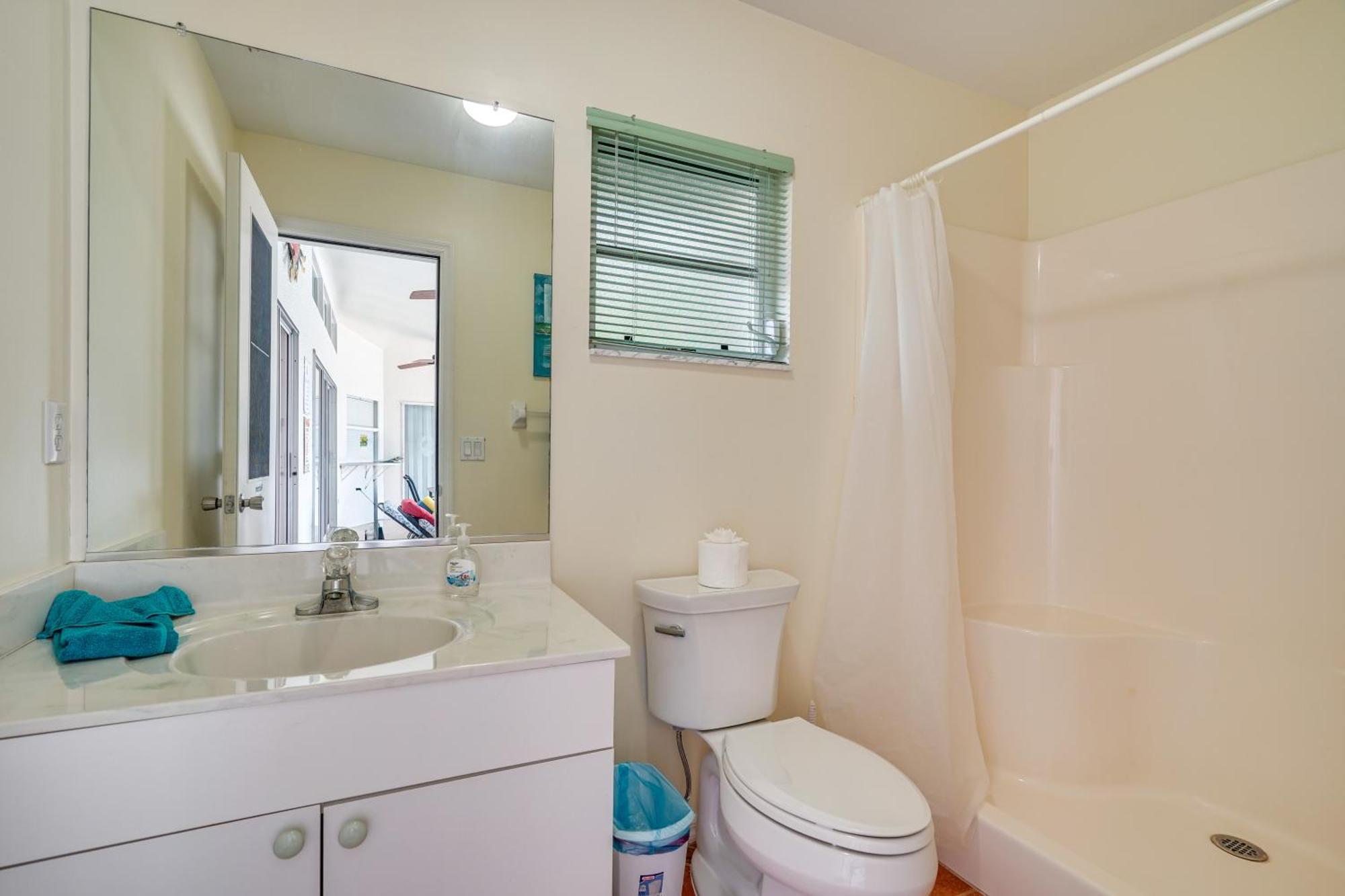 Sunny With Lanai And Pool On Canal! * Cape Coral