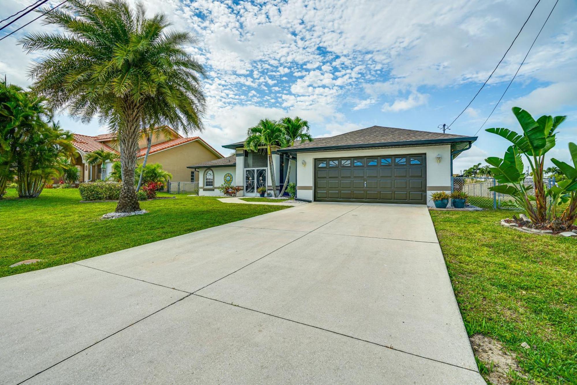Sunny With Lanai And Pool On Canal! Cape Coral