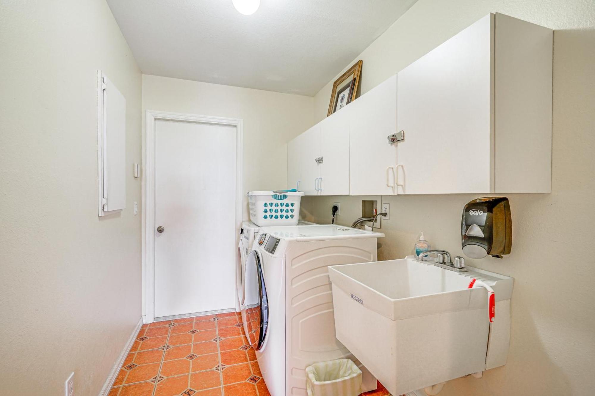 Sunny With Lanai And Pool On Canal! * Cape Coral