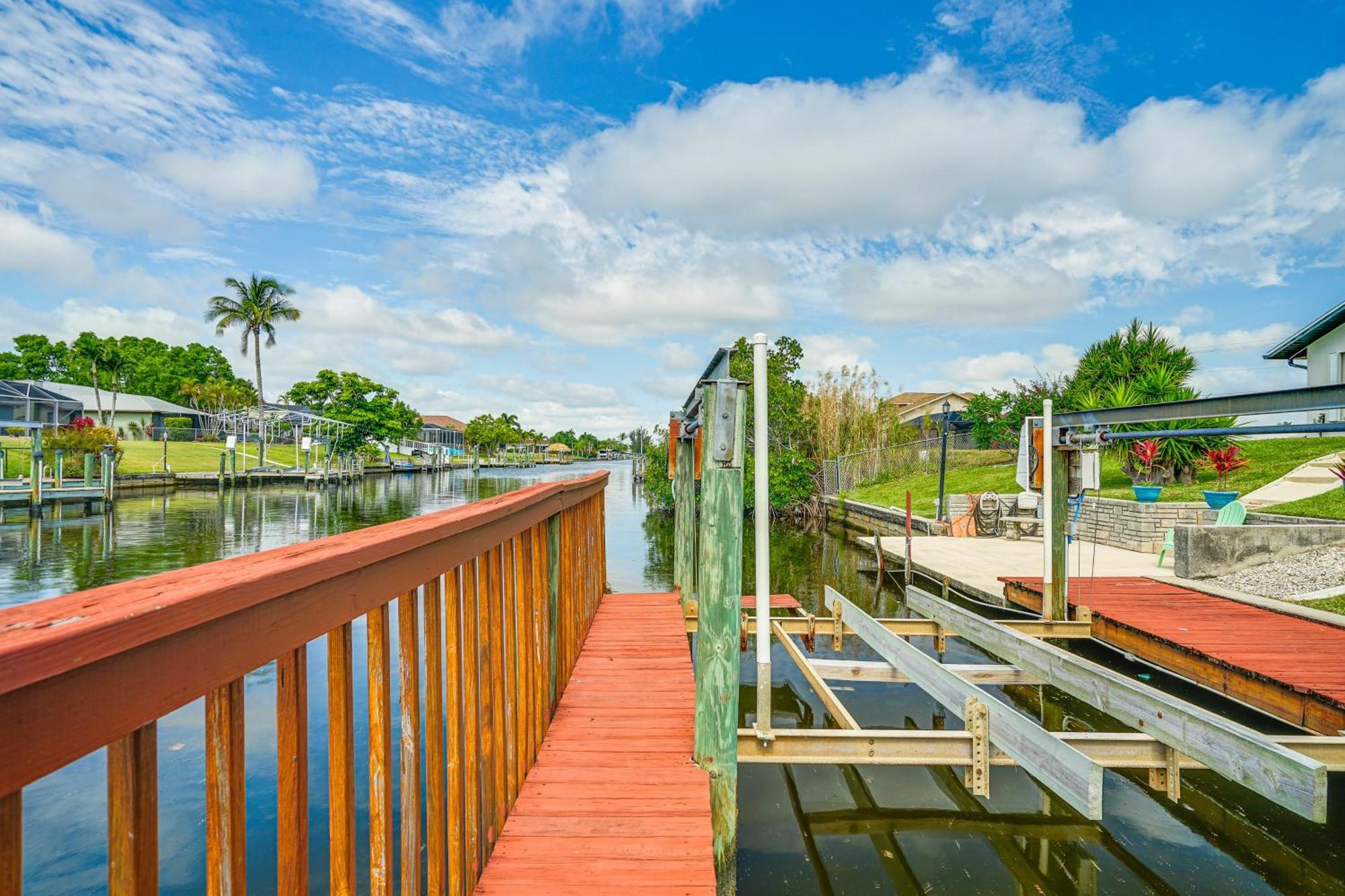 Sunny With Lanai And Pool On Canal! Cape Coral