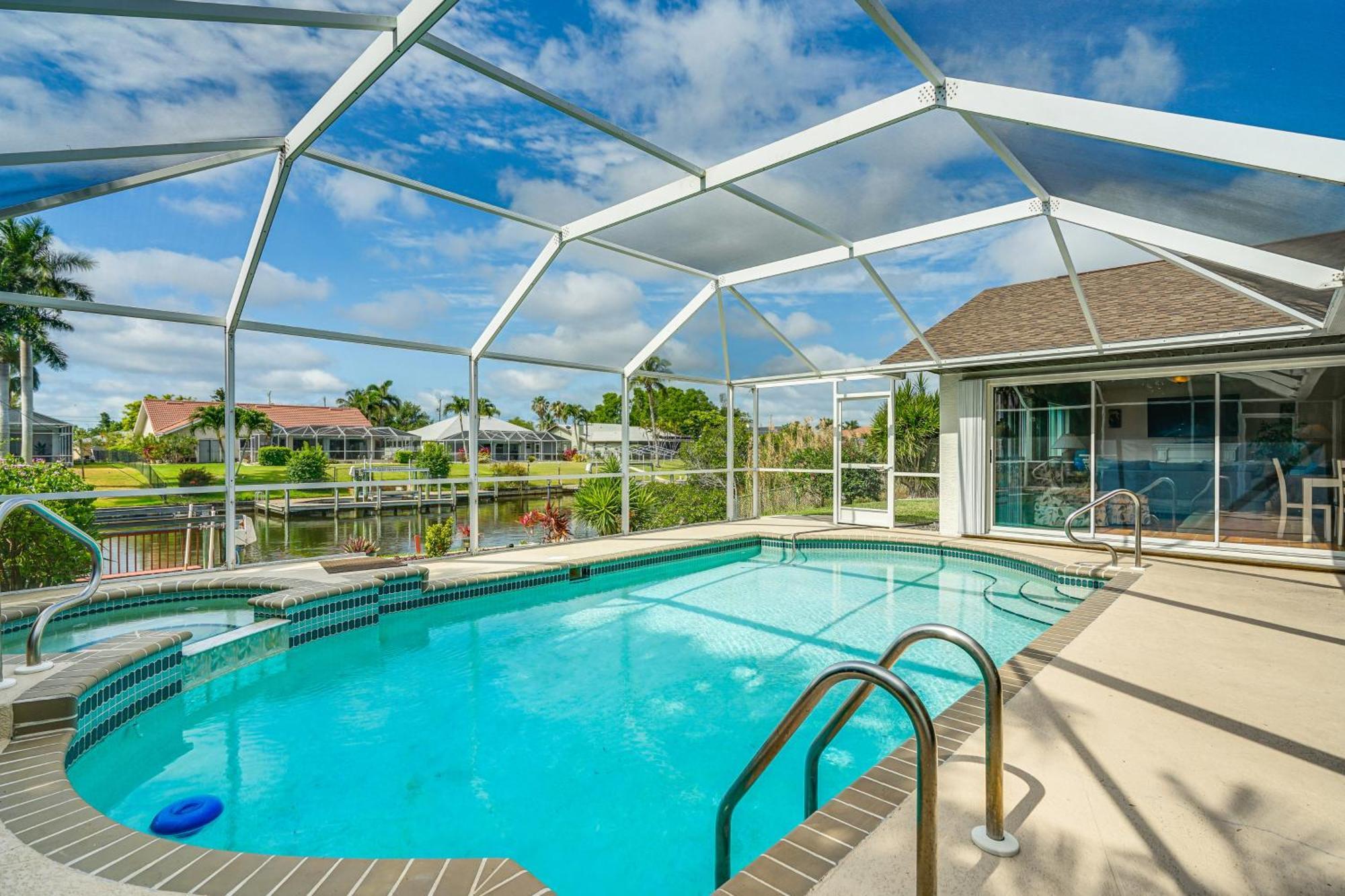Sunny With Lanai And Pool On Canal! Holiday home *
