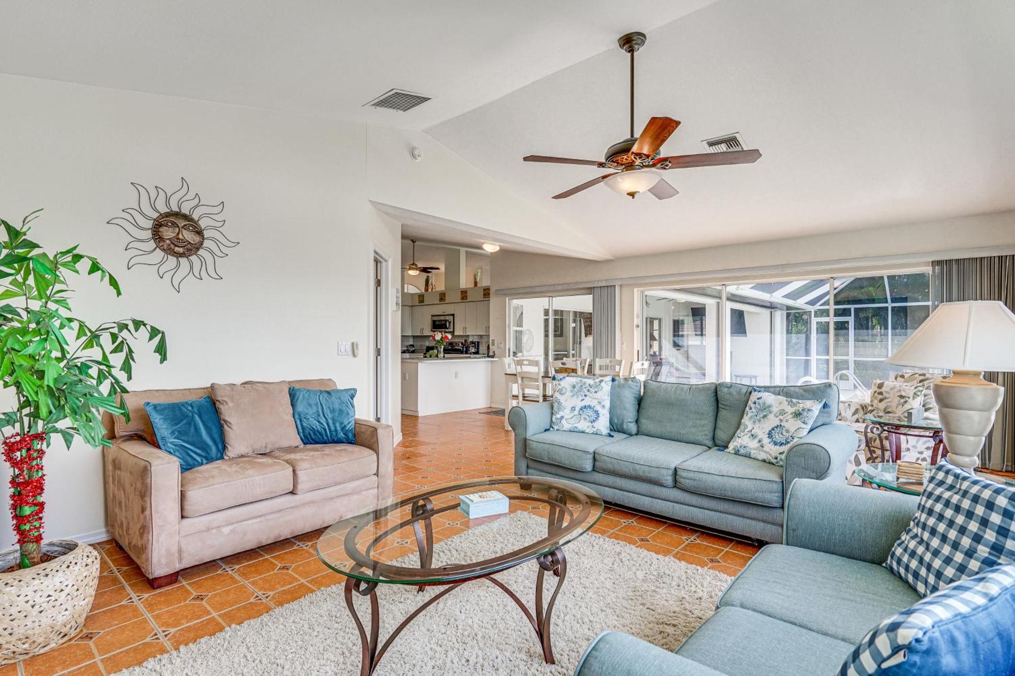 Sunny With Lanai And Pool On Canal! Holiday home Cape Coral