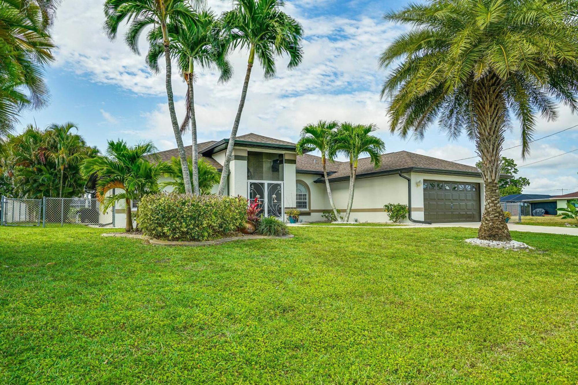 Sunny With Lanai And Pool On Canal! * Cape Coral
