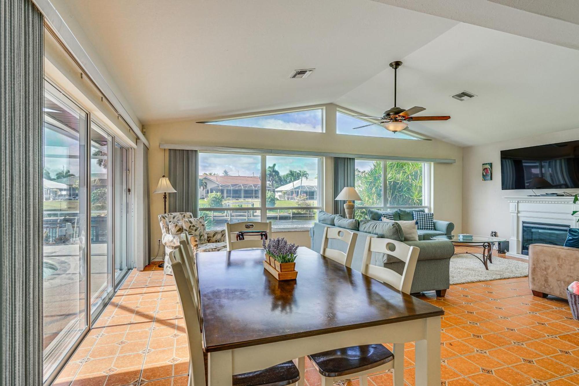 Sunny With Lanai And Pool On Canal! Holiday home