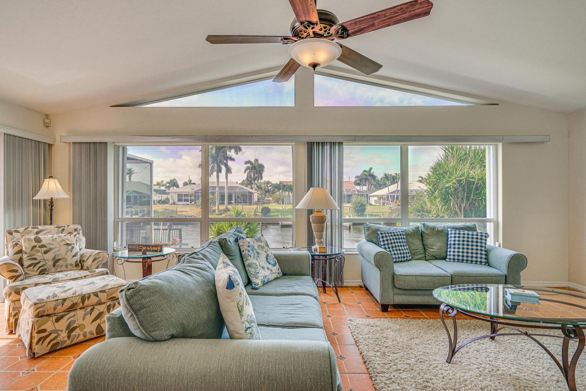 Sunny With Lanai And Pool On Canal! Cape Coral