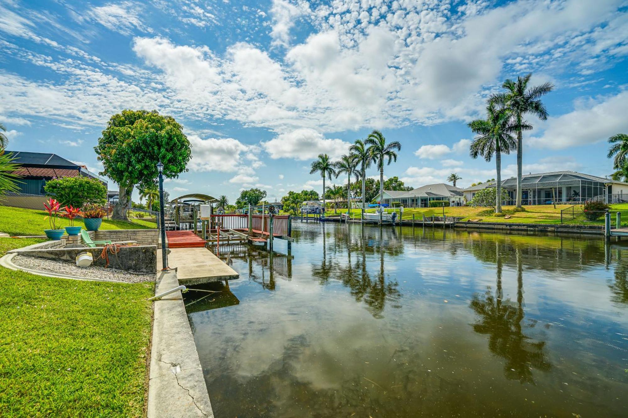 Sunny With Lanai And Pool On Canal! Holiday home *