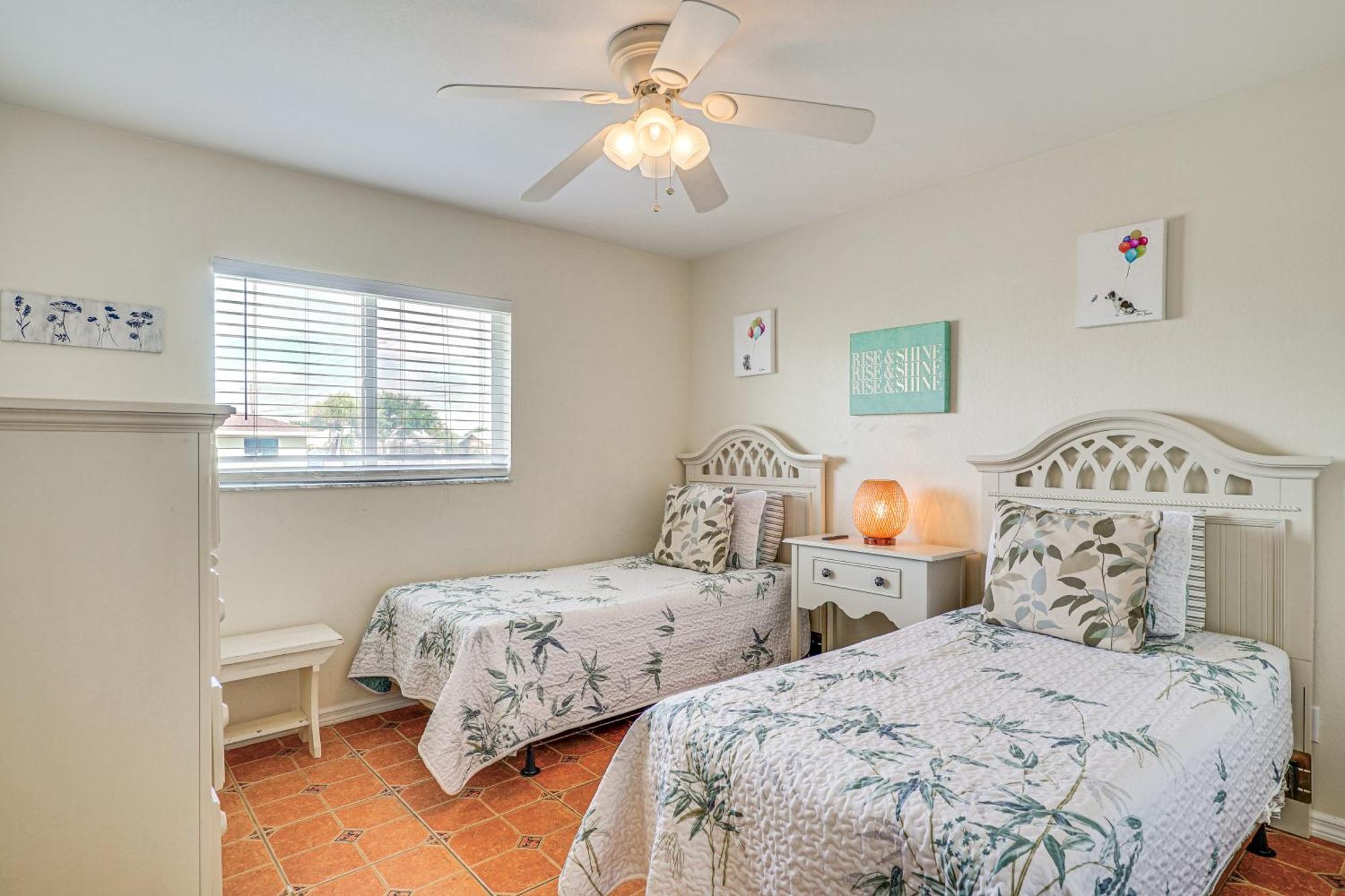 Sunny With Lanai And Pool On Canal! Cape Coral