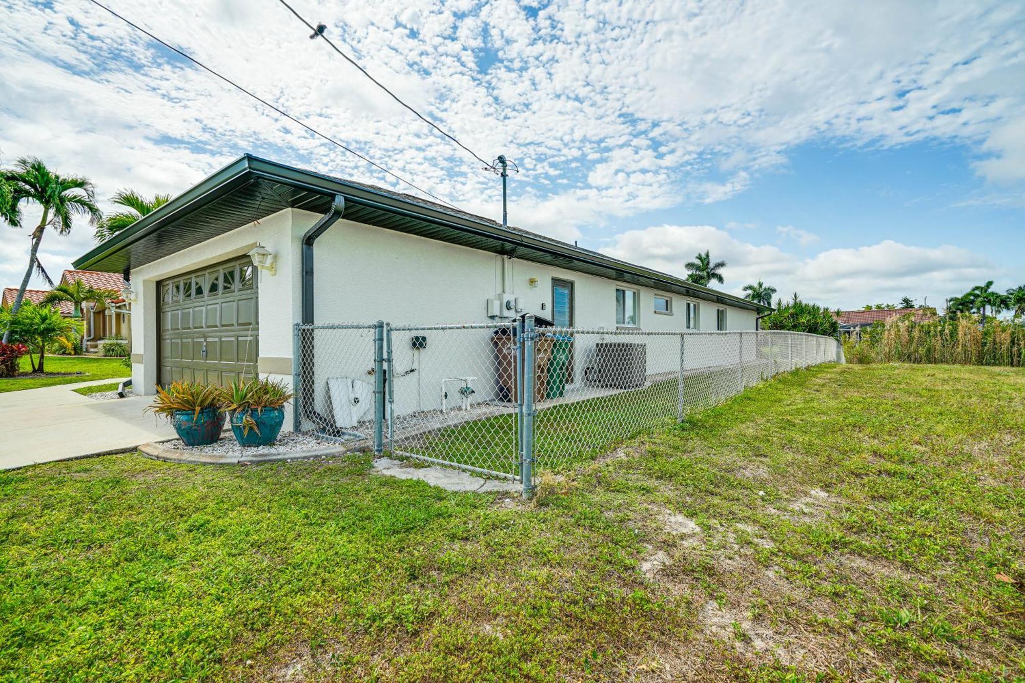Sunny With Lanai And Pool On Canal! Holiday home *