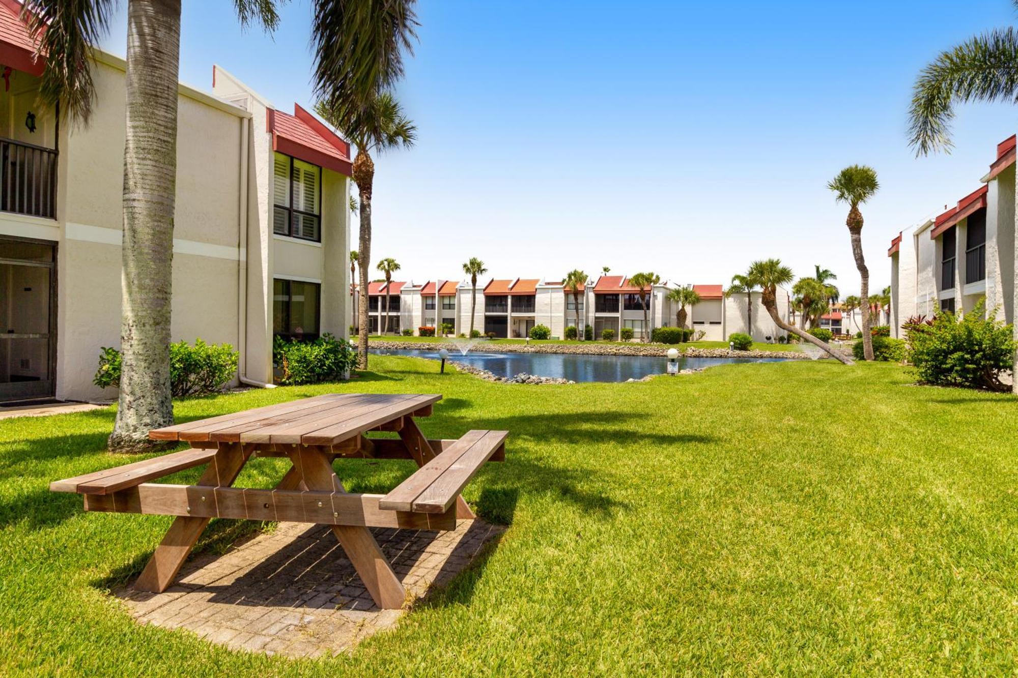 Runaway Bay Apartment *
