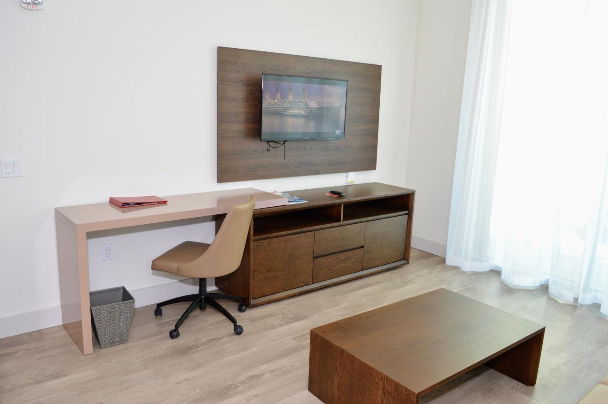 Ch Luxury & On The Apartment Hollywood